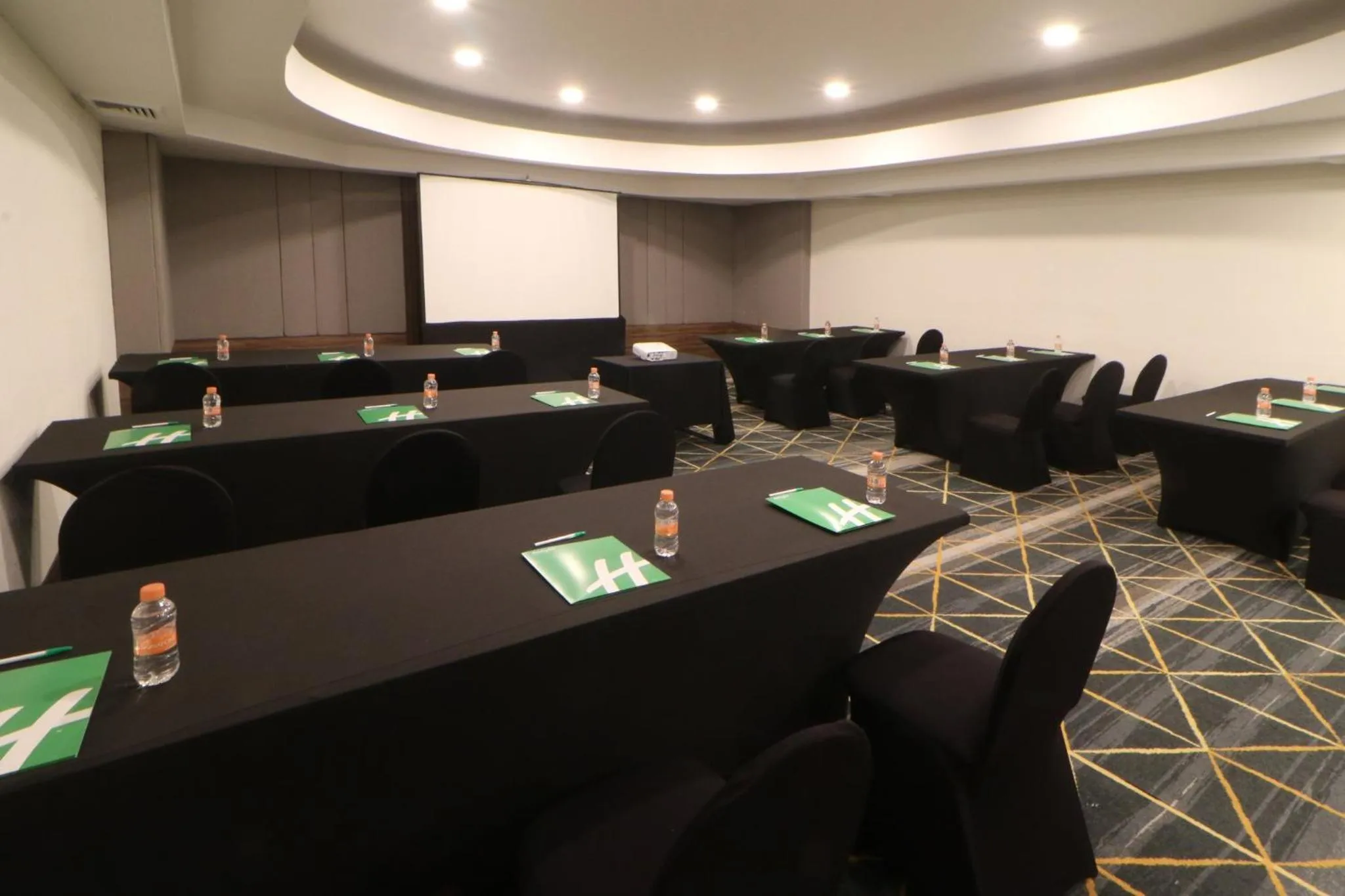 Meeting/conference room in Holiday Inn Tijuana Zona Rio by IHG
