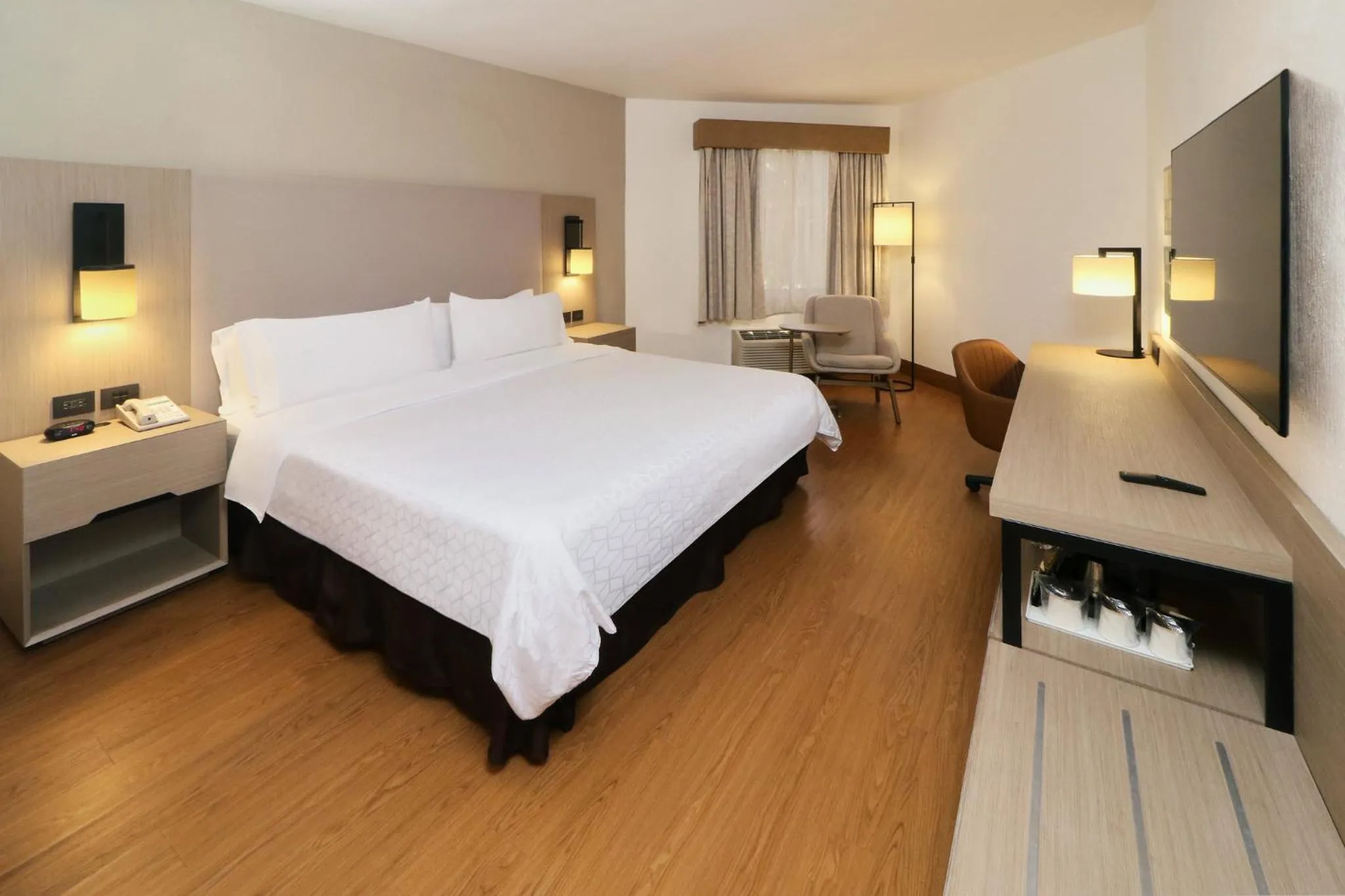 Photo of the whole room, Bed in Holiday Inn Tijuana Zona Rio by IHG