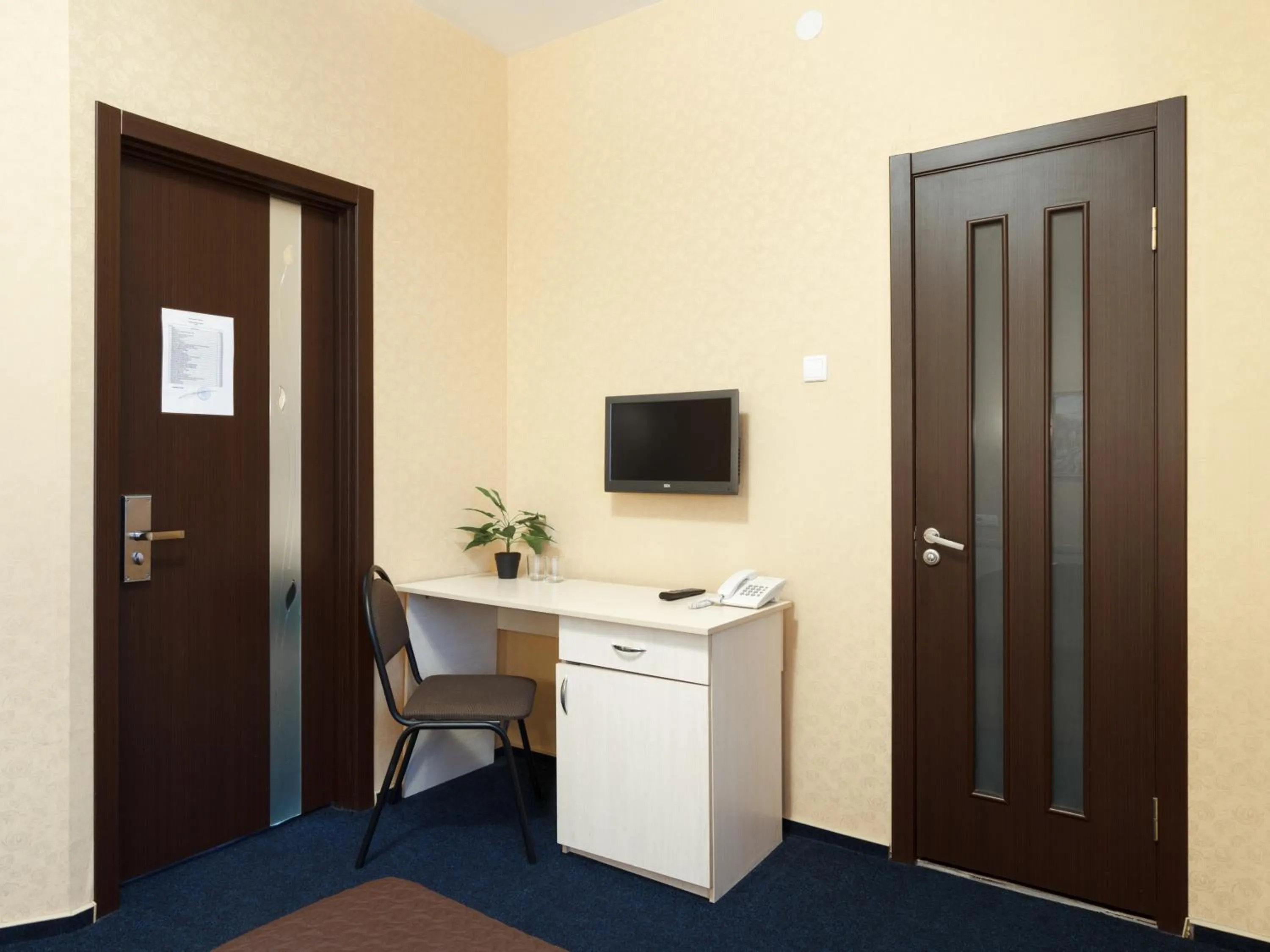 Photo of the whole room in Asotel