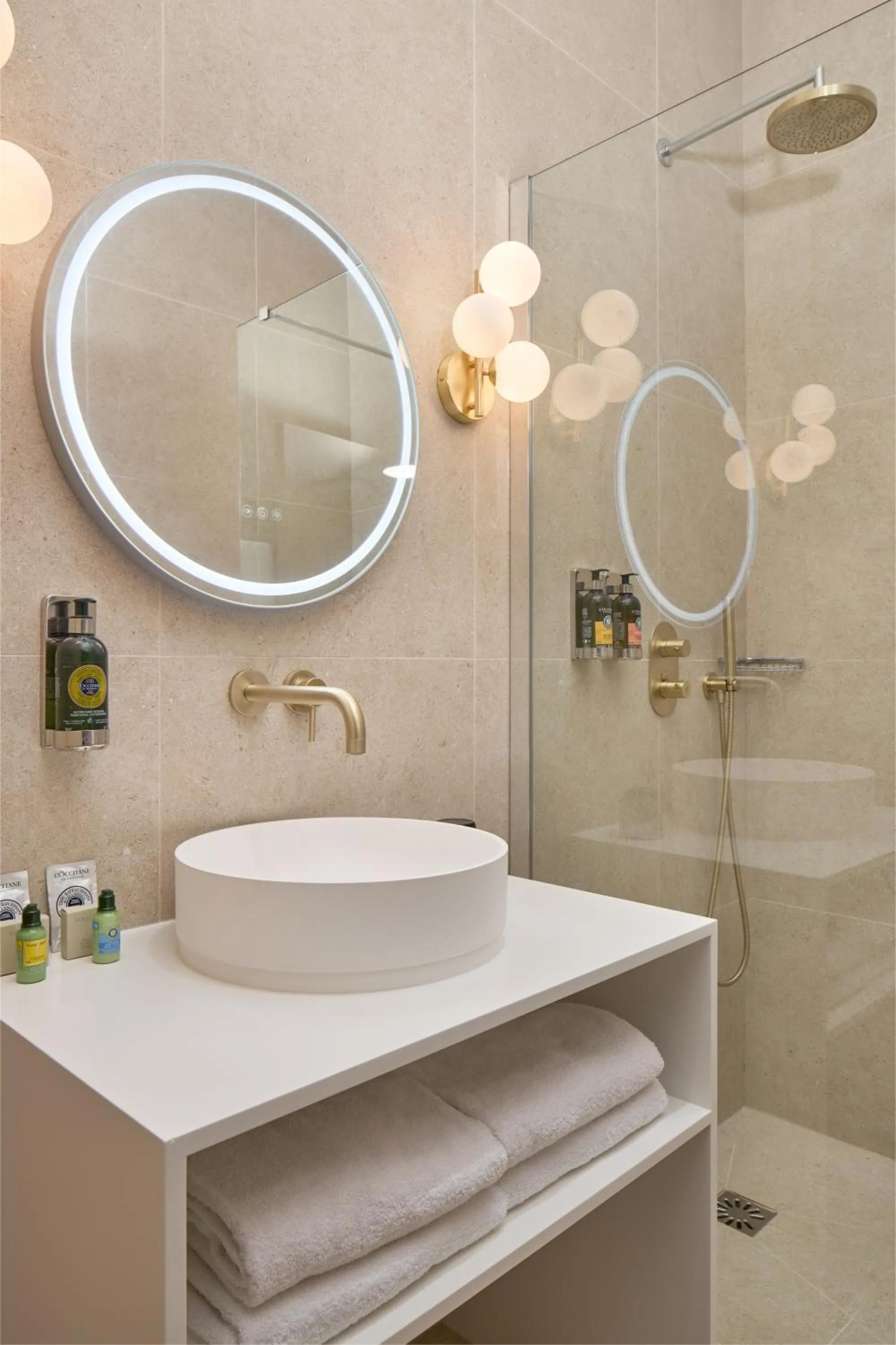 Shower in Le Robinet d'Or Paris Canal Saint Martin