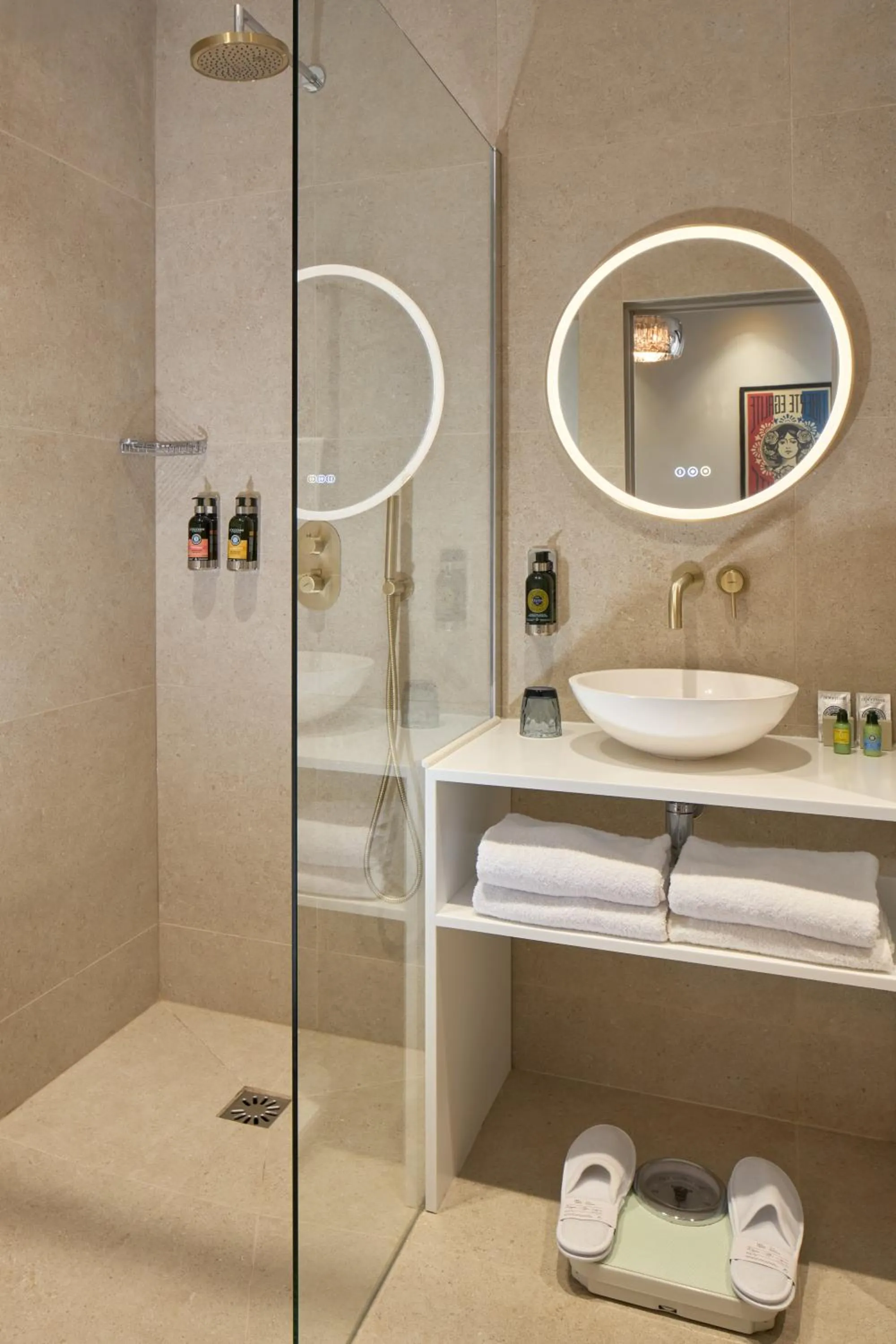 Shower in Le Robinet d'Or Paris Canal Saint Martin