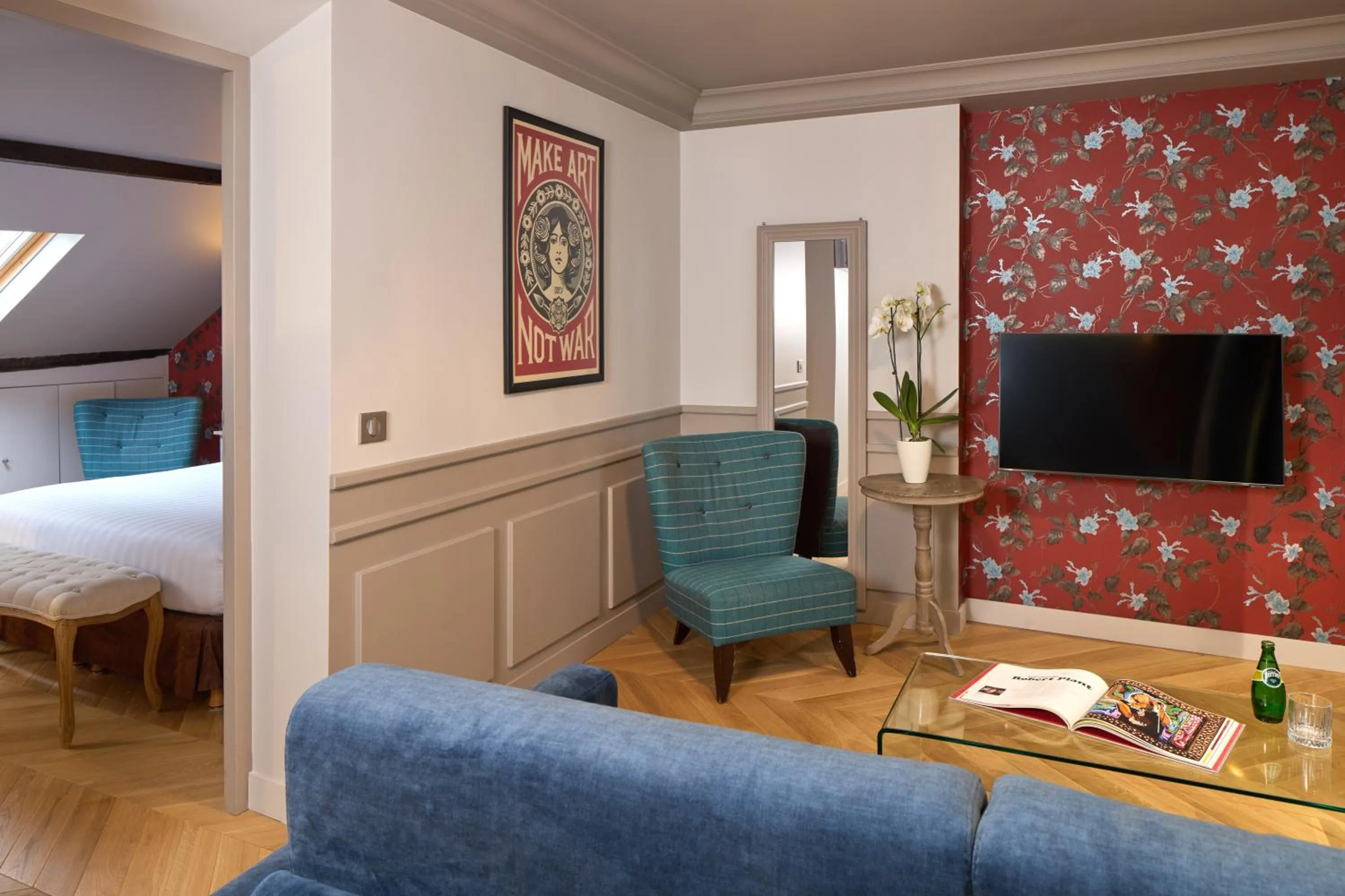 Communal lounge/ TV room, Bed in Le Robinet d'Or Paris Canal Saint Martin