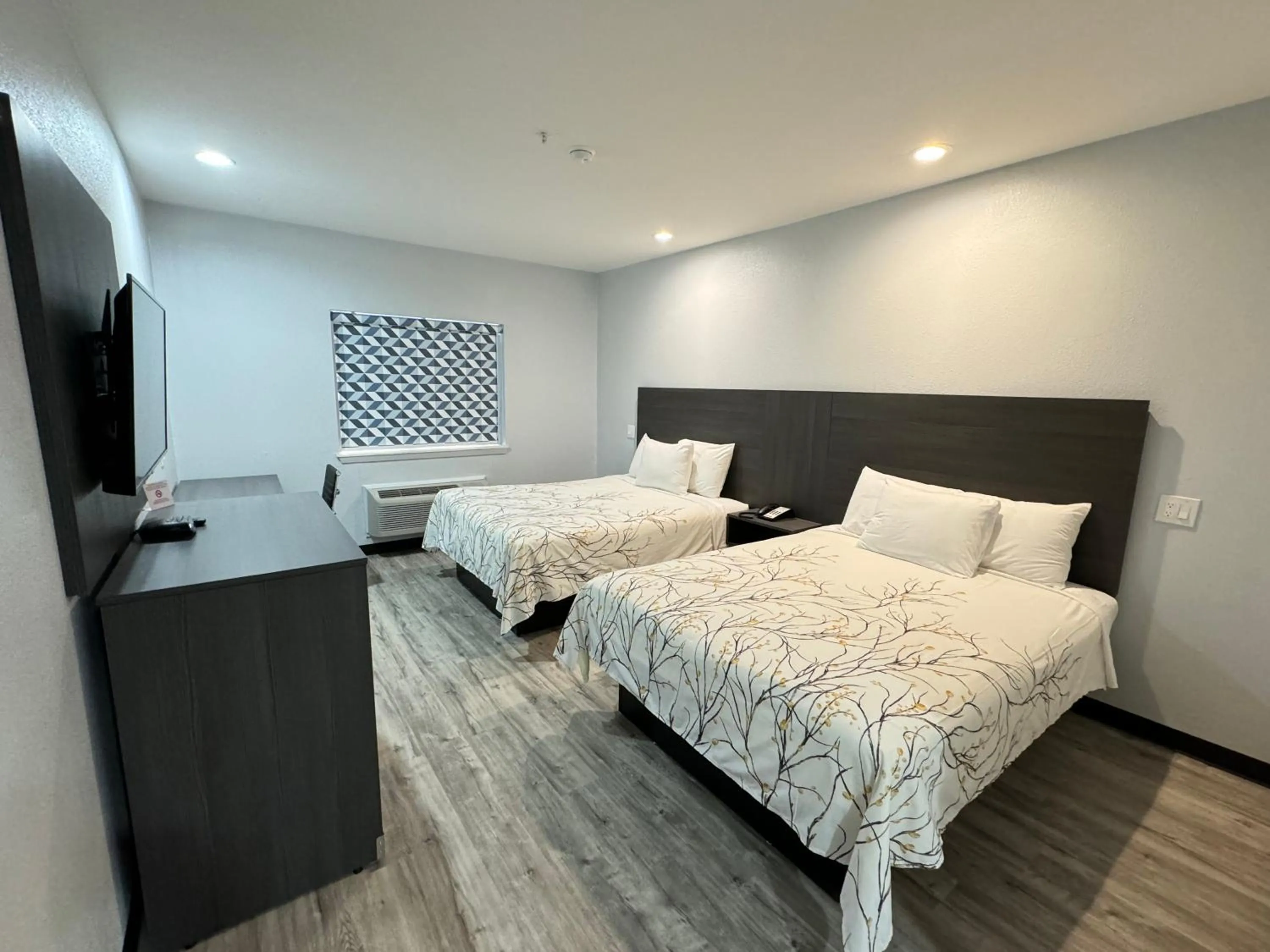 TV and multimedia, Bed in Americas Best Value Inn & Suites Haltom City Ft. Worth