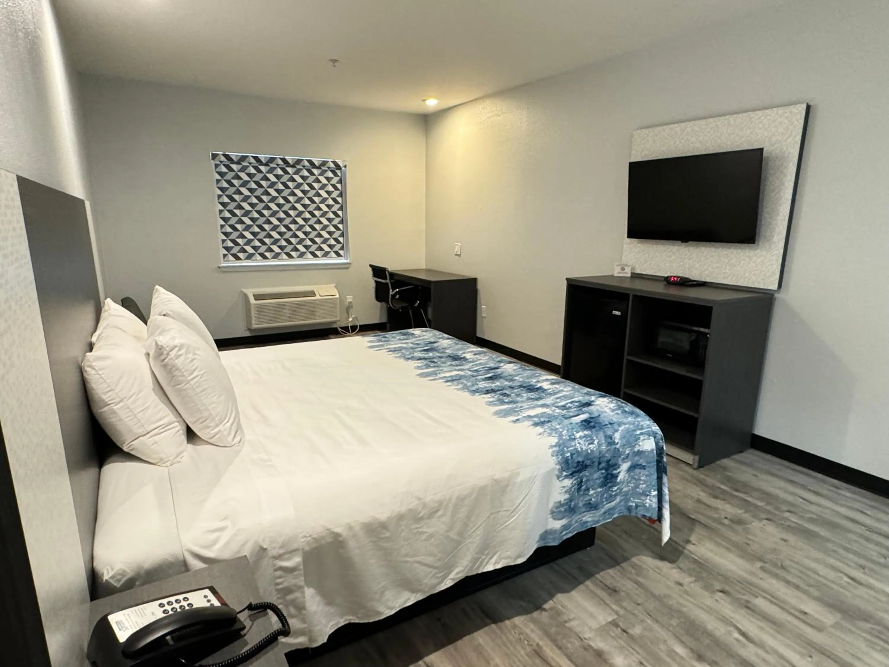 Bed in Americas Best Value Inn & Suites Haltom City Ft. Worth