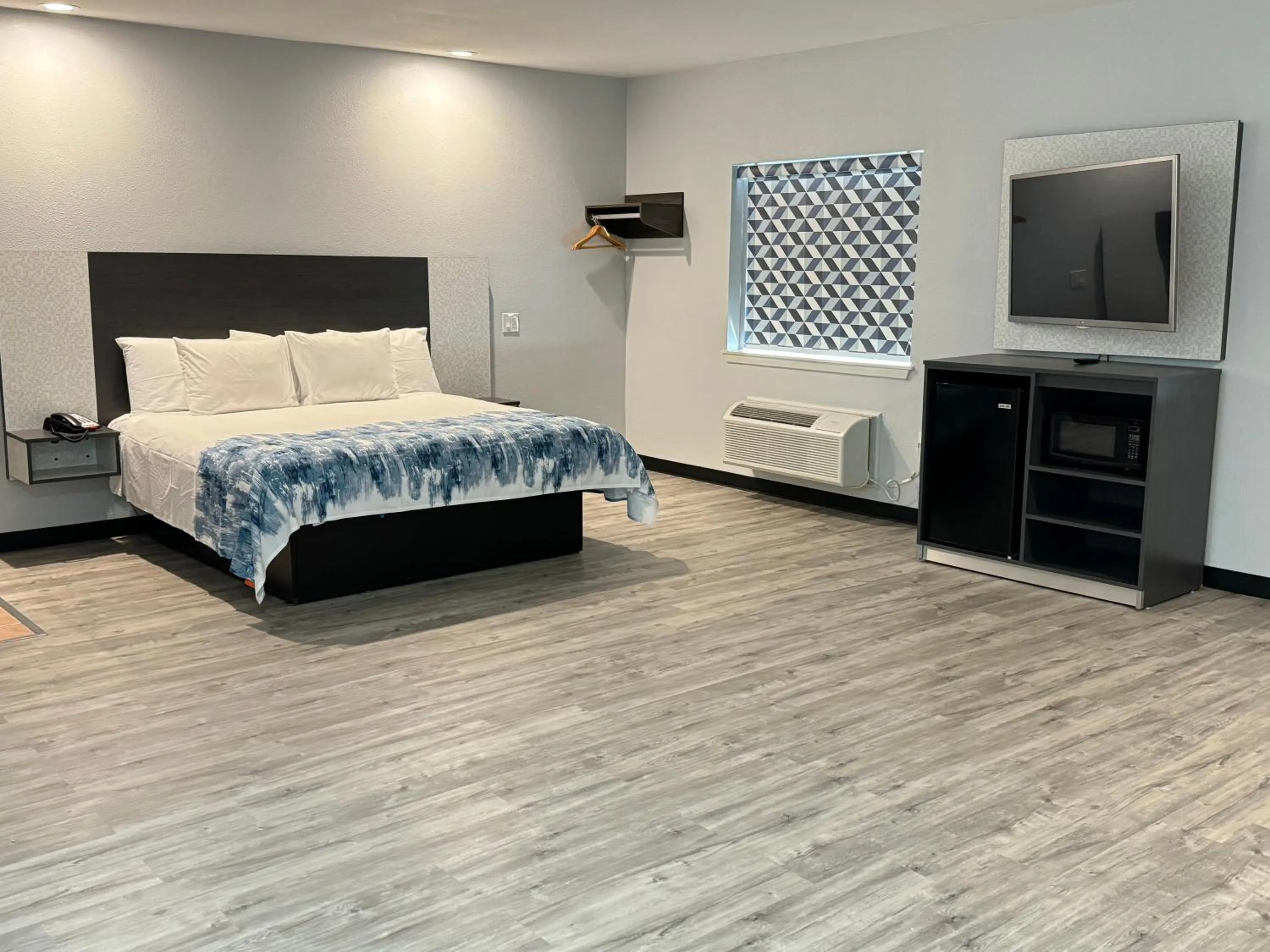 Bed in Americas Best Value Inn & Suites Haltom City Ft. Worth