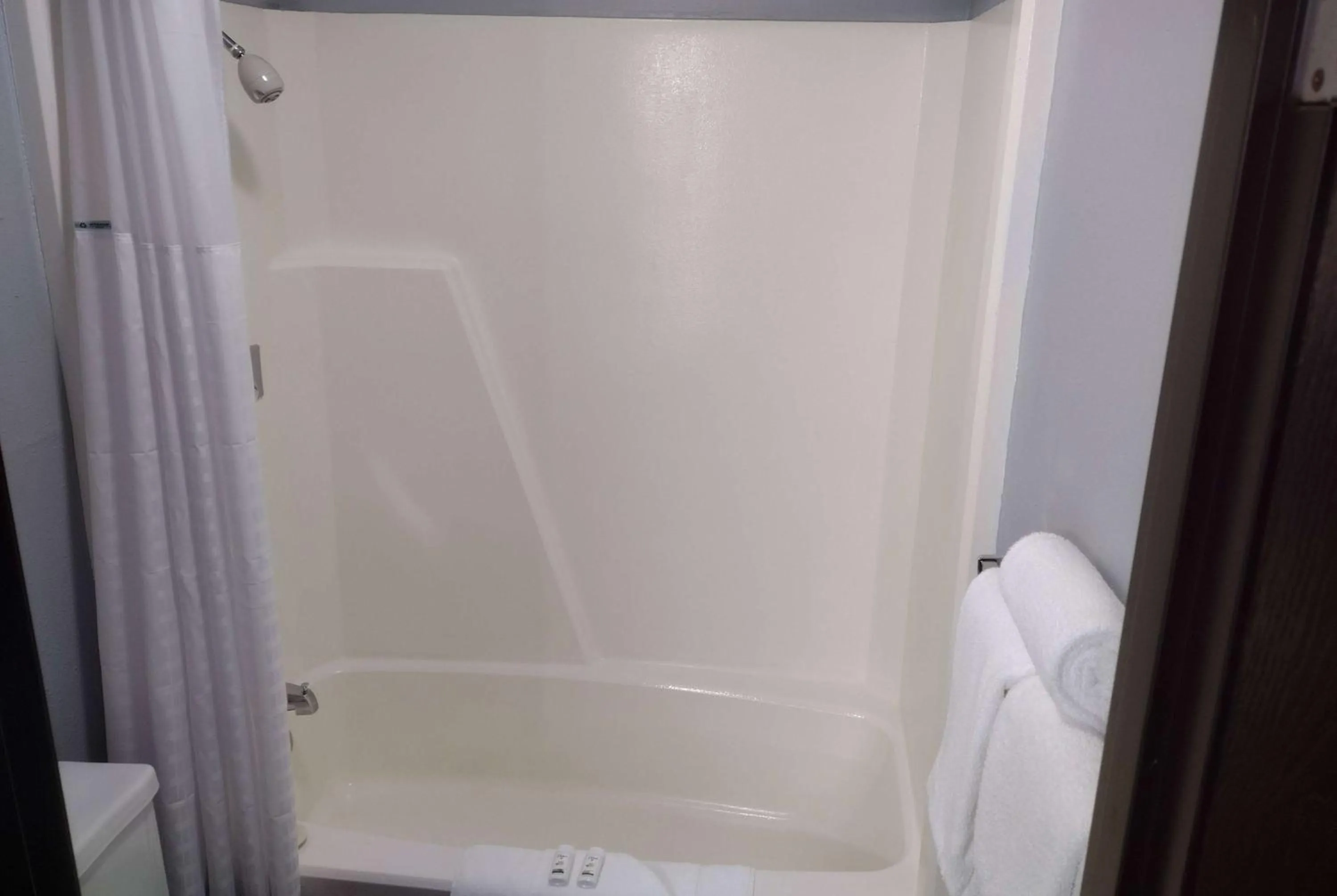 Bathroom in Americas Best Value Inn - Duluth Spirit Mountain Inn