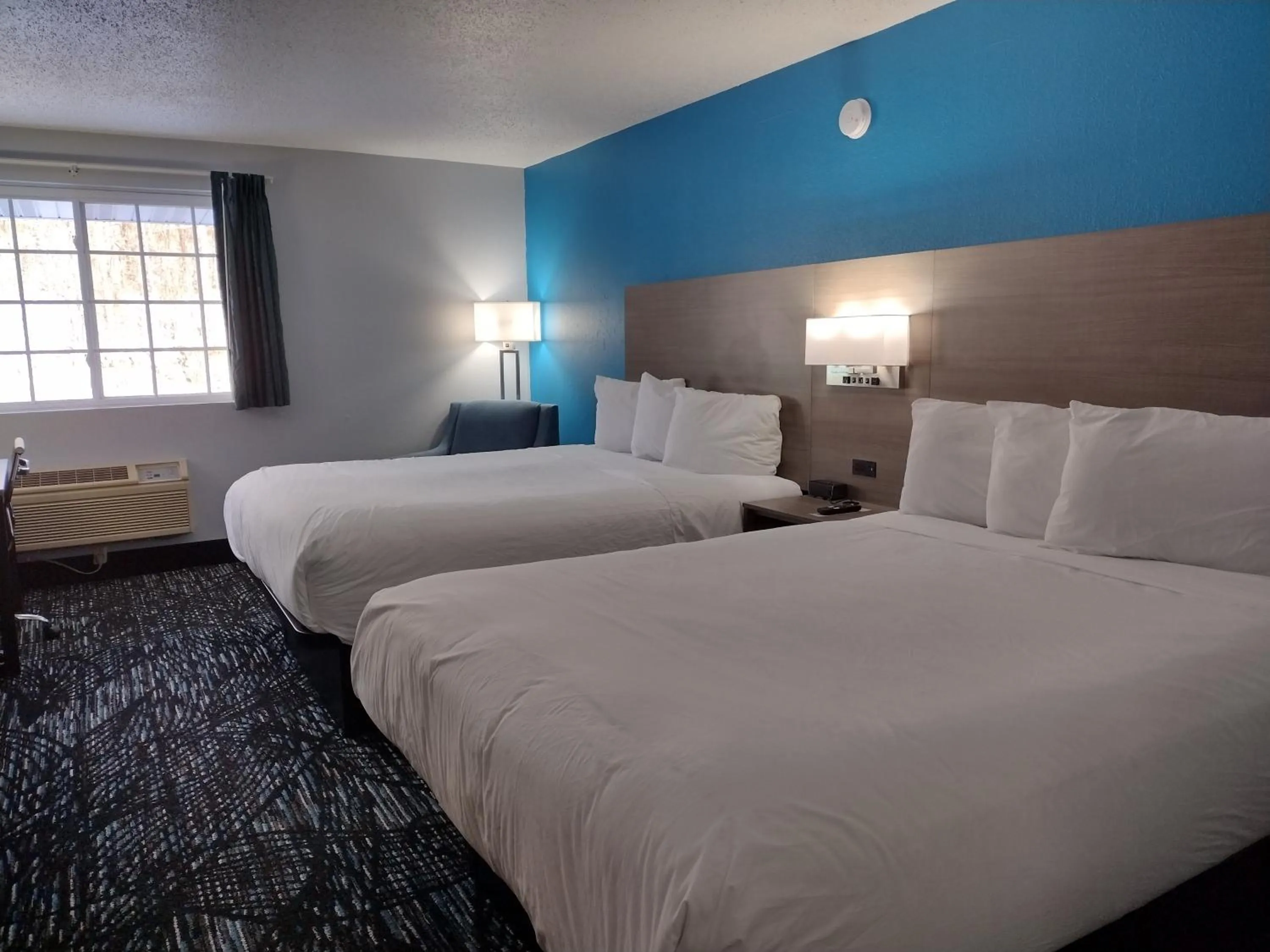 Bedroom, Bed in Americas Best Value Inn - Duluth Spirit Mountain Inn