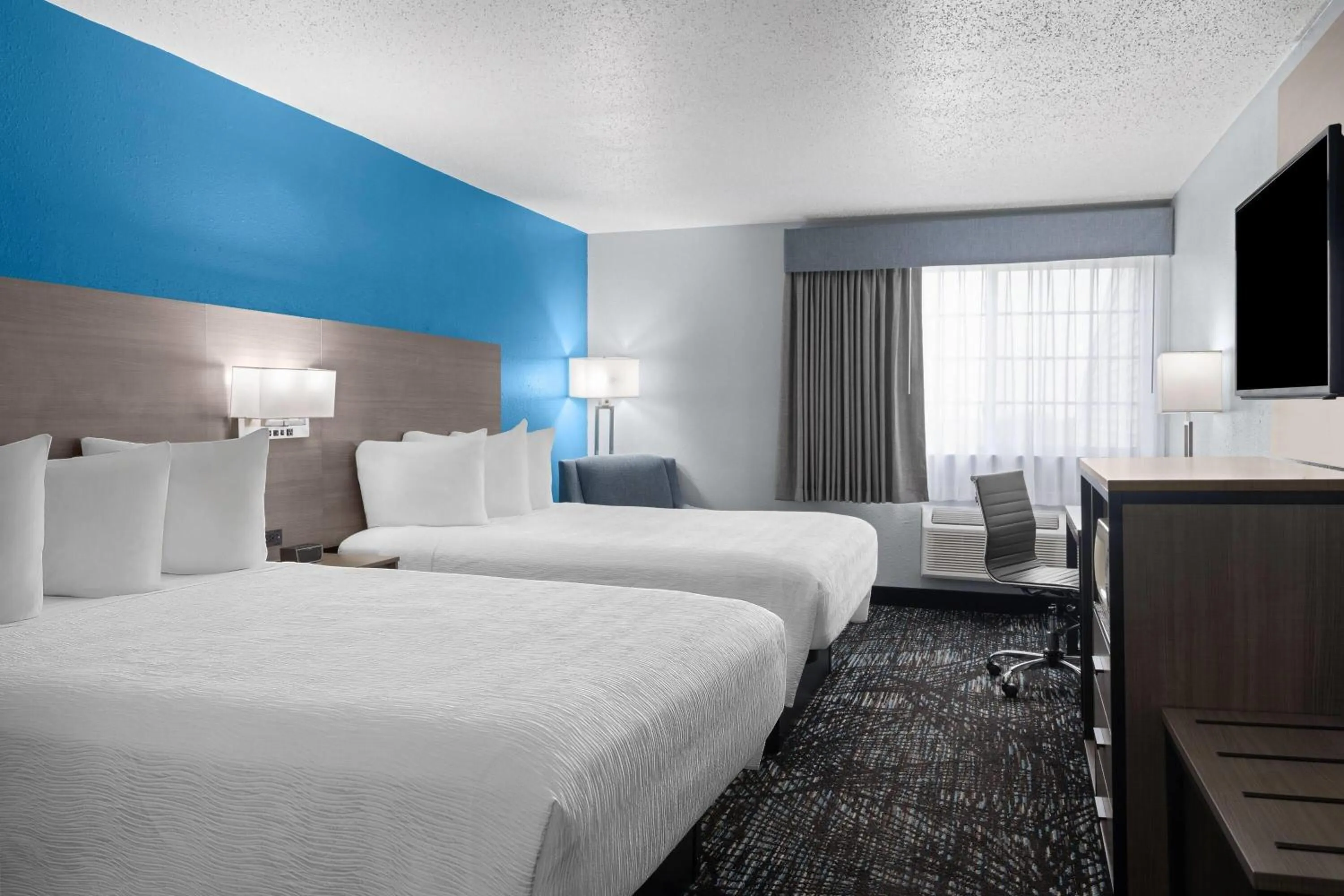 Photo of the whole room, Bed in Baymont by Wyndham Duluth Spirit Mountain