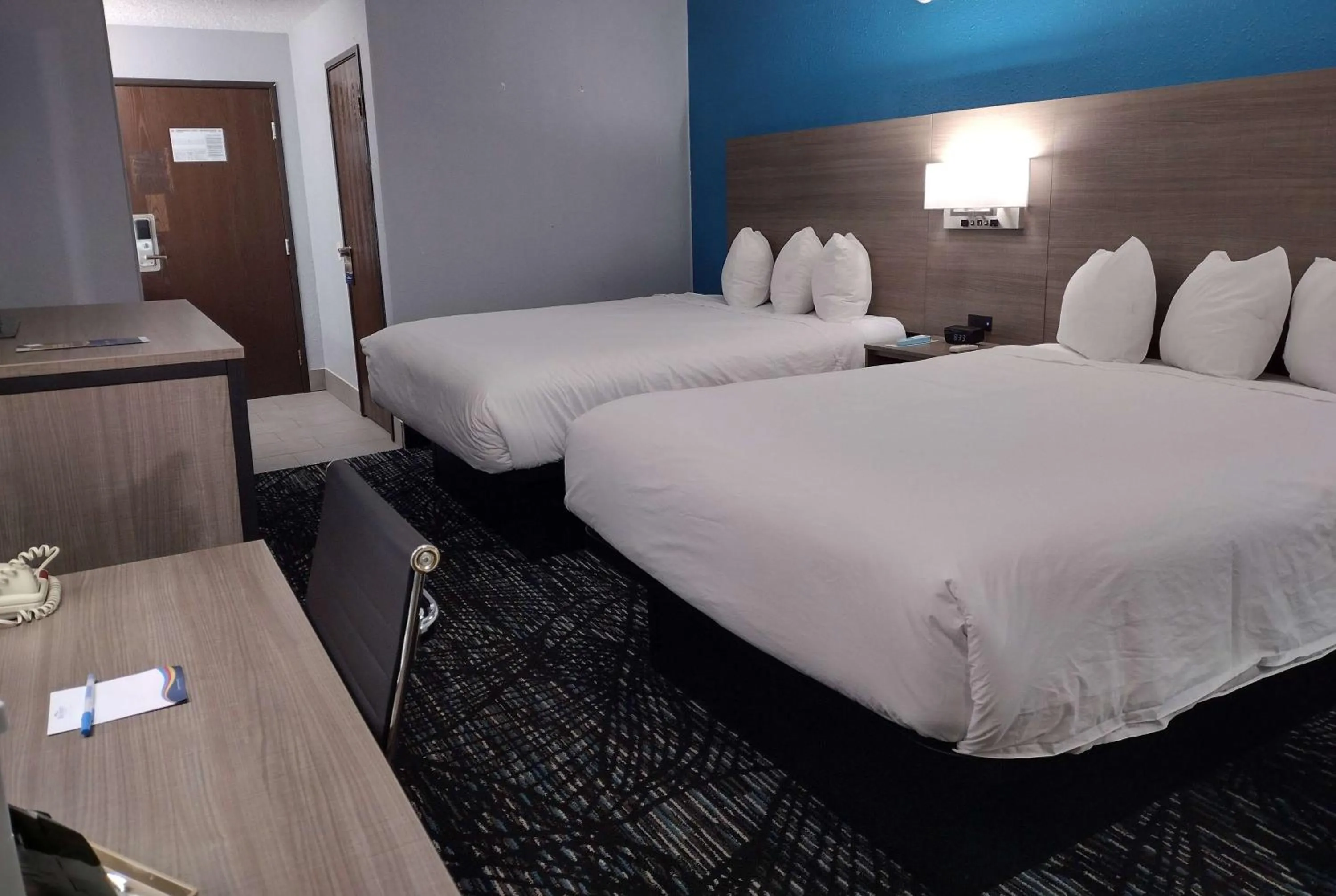 Photo of the whole room, Bed in Americas Best Value Inn - Duluth Spirit Mountain Inn