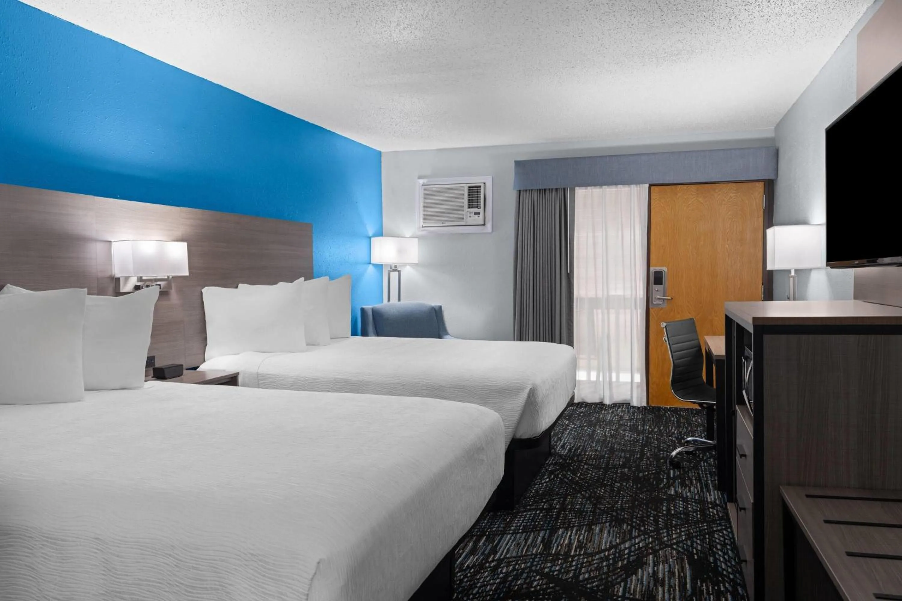 Photo of the whole room, Bed in Baymont by Wyndham Duluth Spirit Mountain