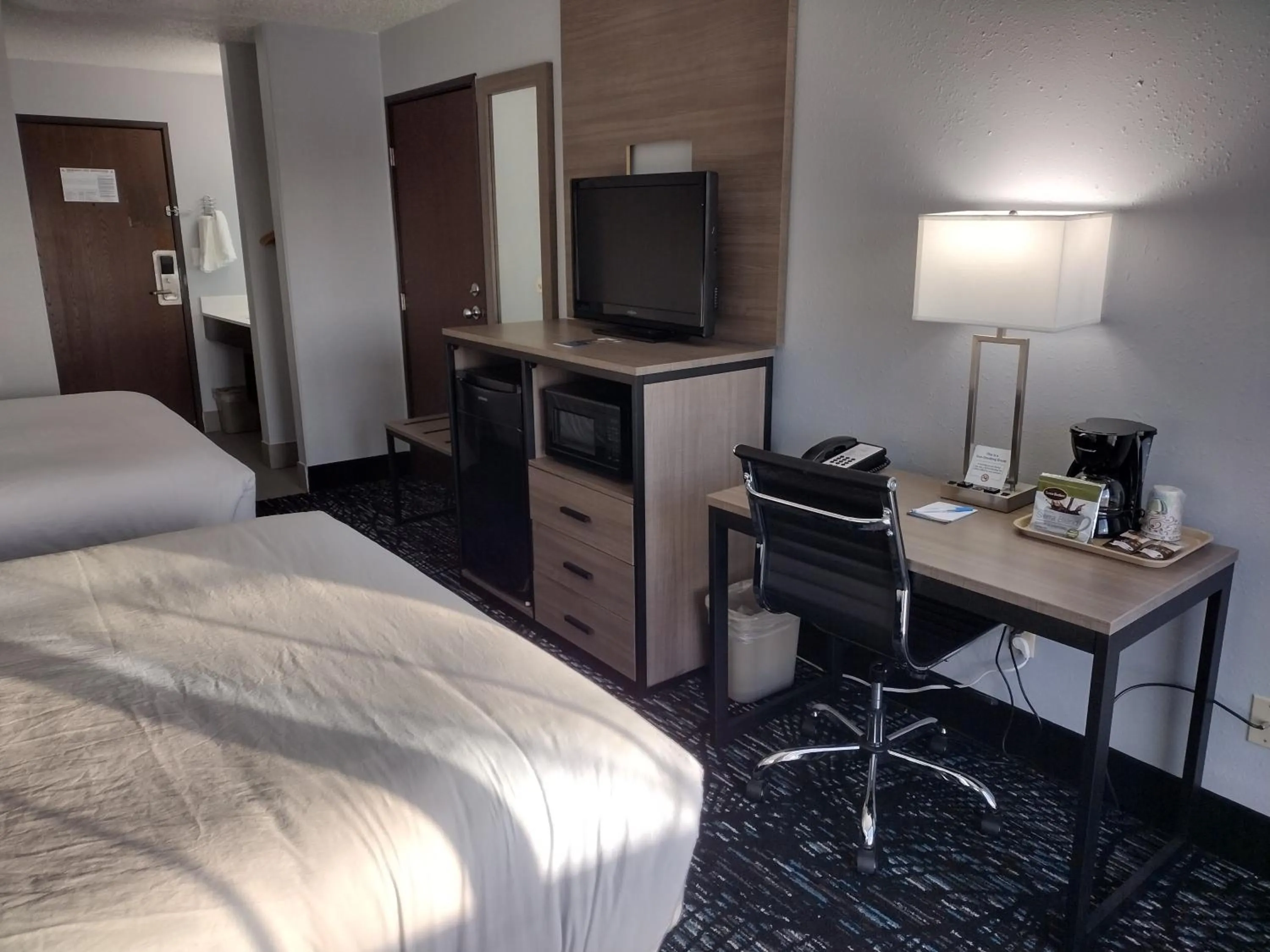 Seating area, Bed in Americas Best Value Inn - Duluth Spirit Mountain Inn