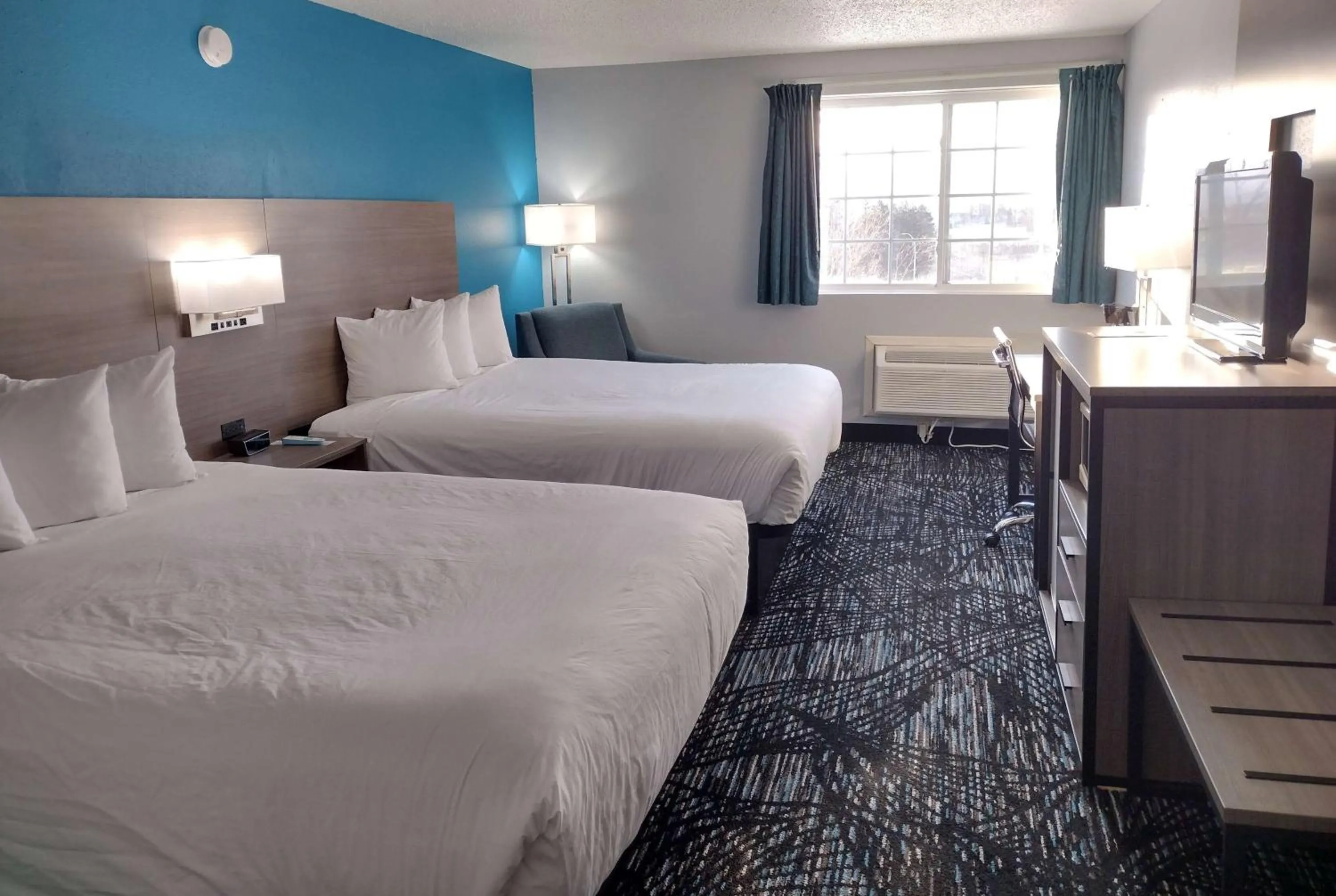 Photo of the whole room, Bed in Americas Best Value Inn - Duluth Spirit Mountain Inn