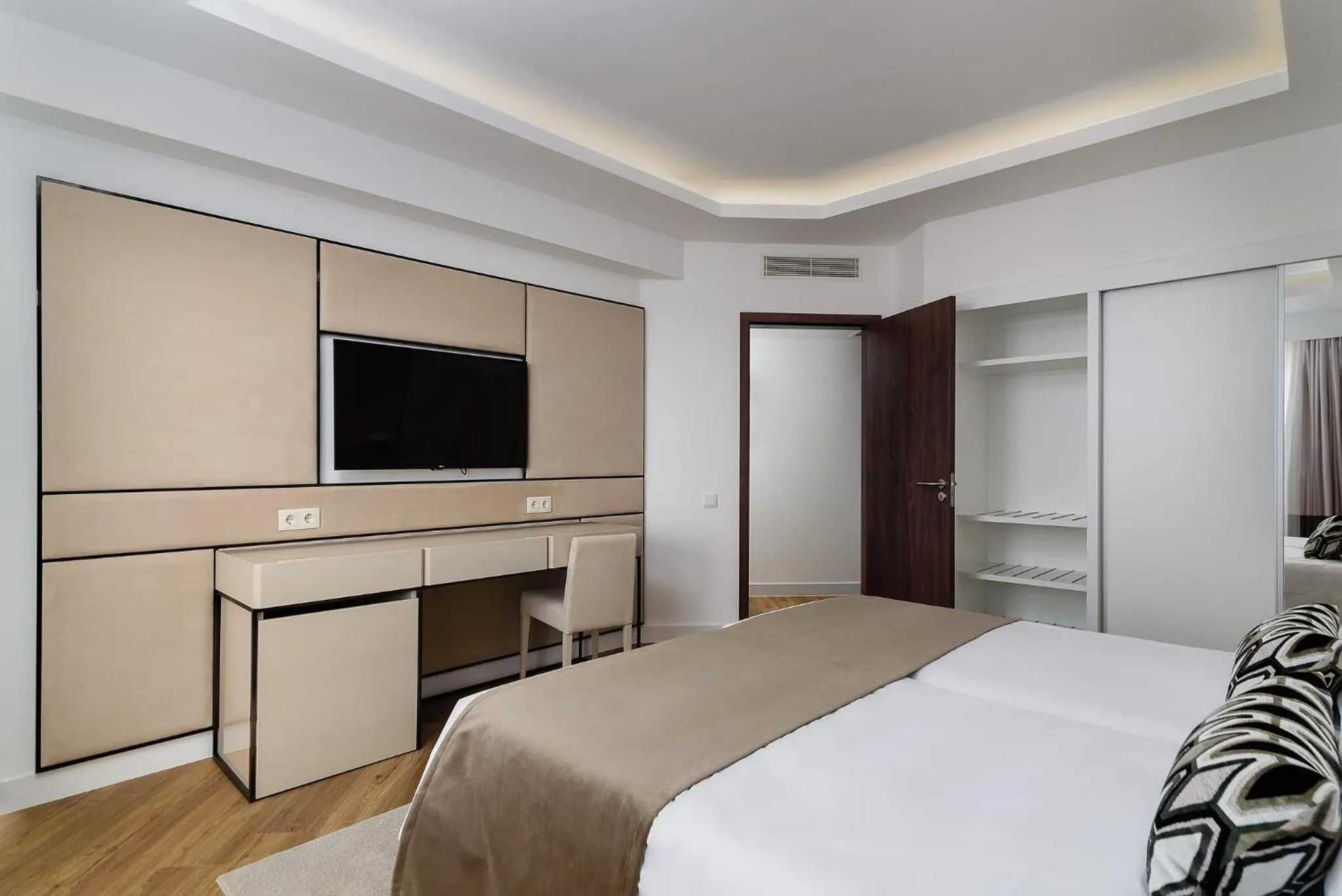 Photo of the whole room, Bed in Jupiter Albufeira Hotel - Family & Fun - All Inclusive