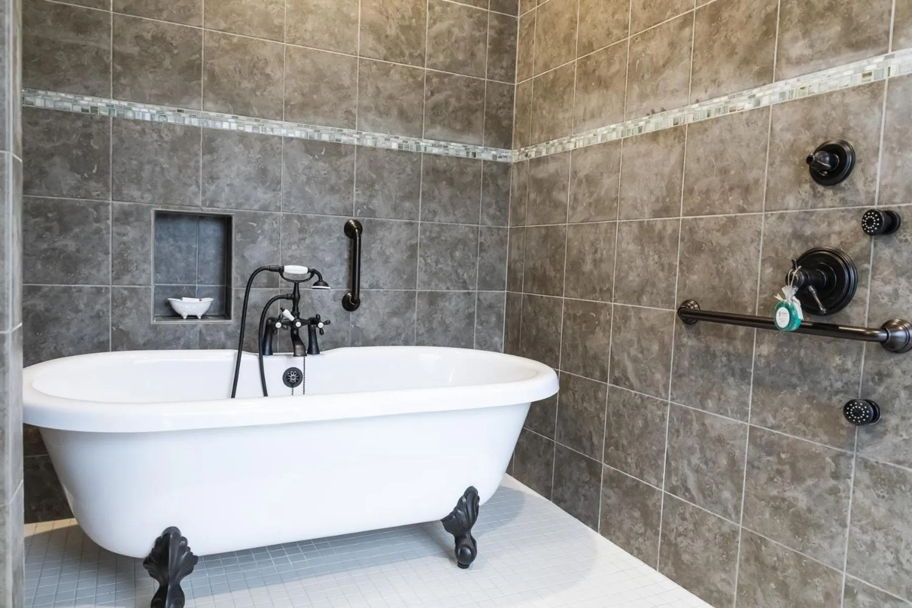 Bathroom in Bienvenue Mon Ami Bed and Breakfast