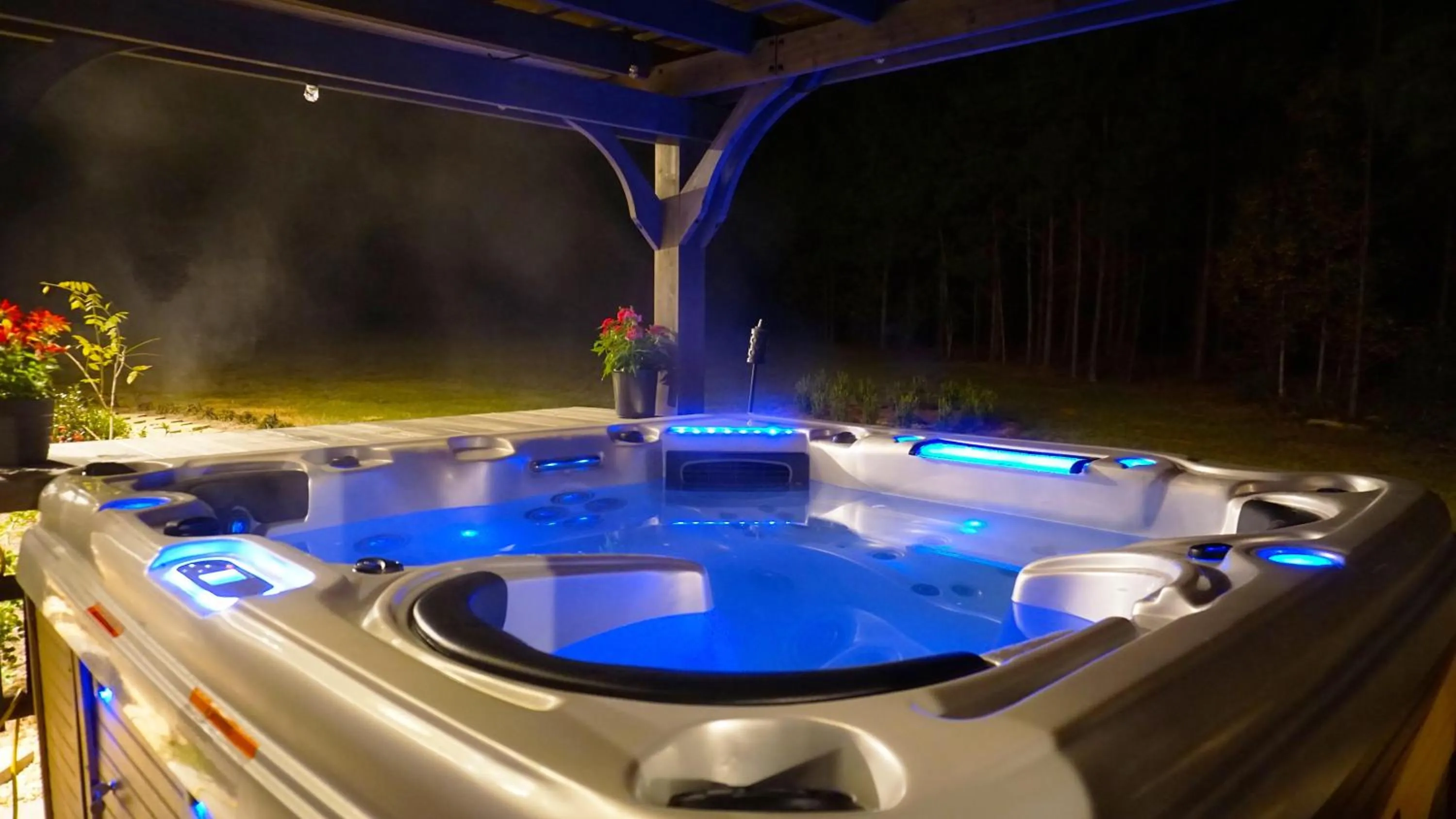 Hot Tub in Bienvenue Mon Ami Bed and Breakfast