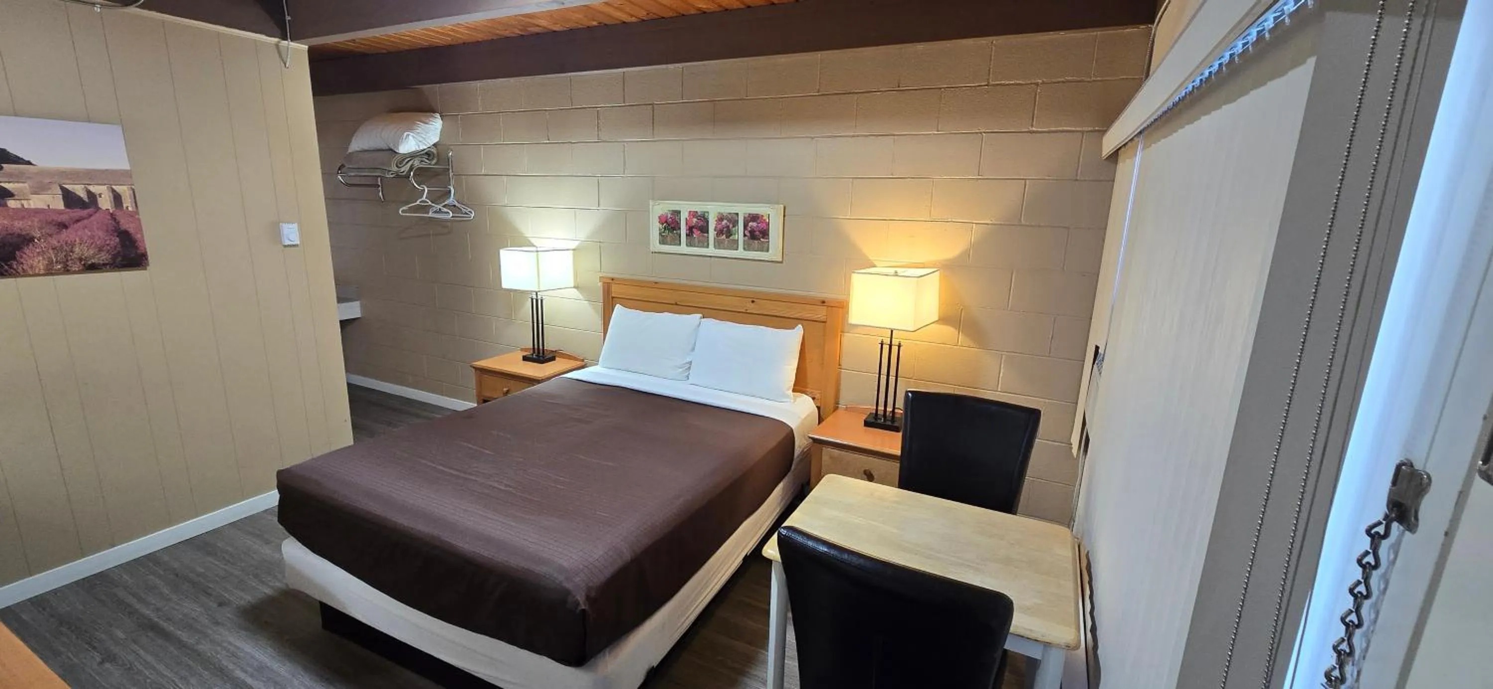 Bed in Flamingo Motel