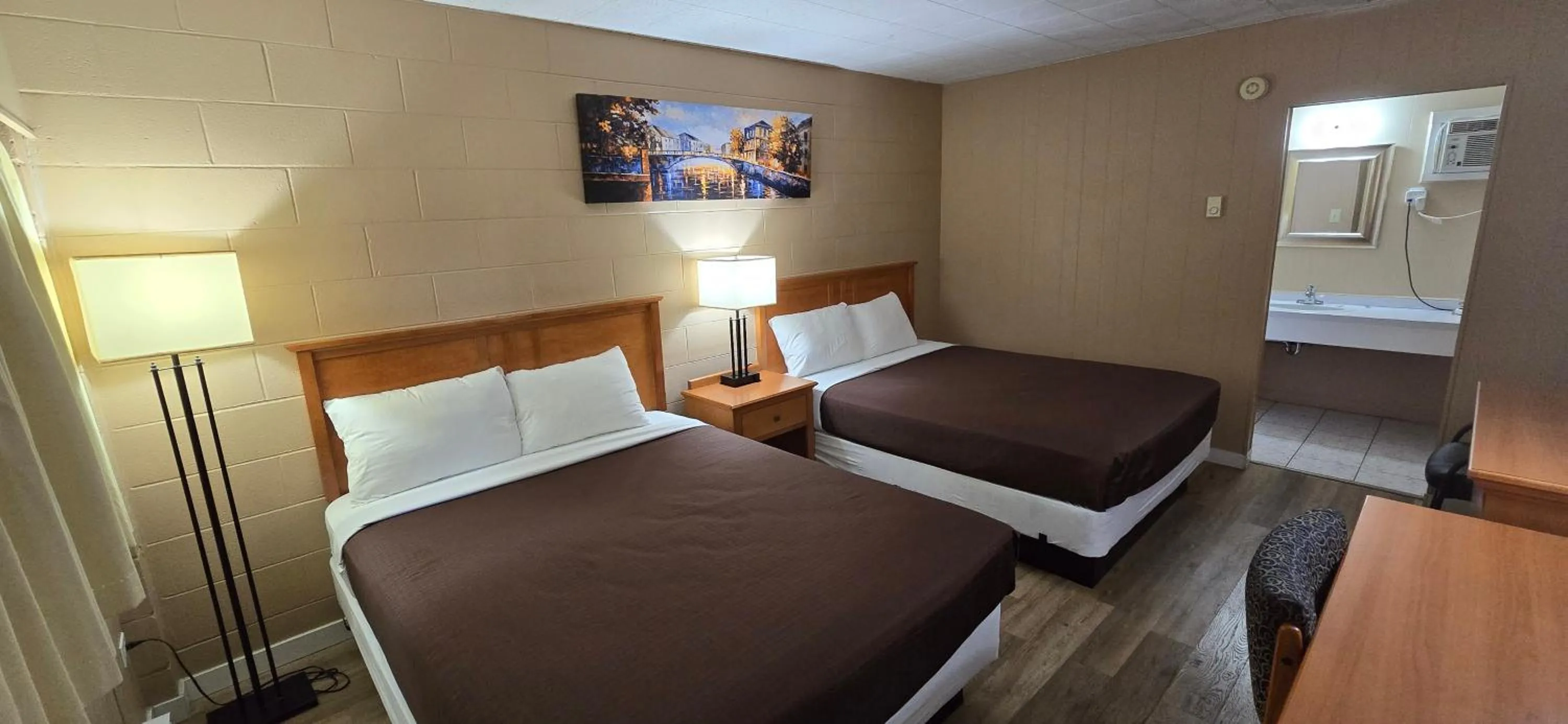 Bed in Flamingo Motel