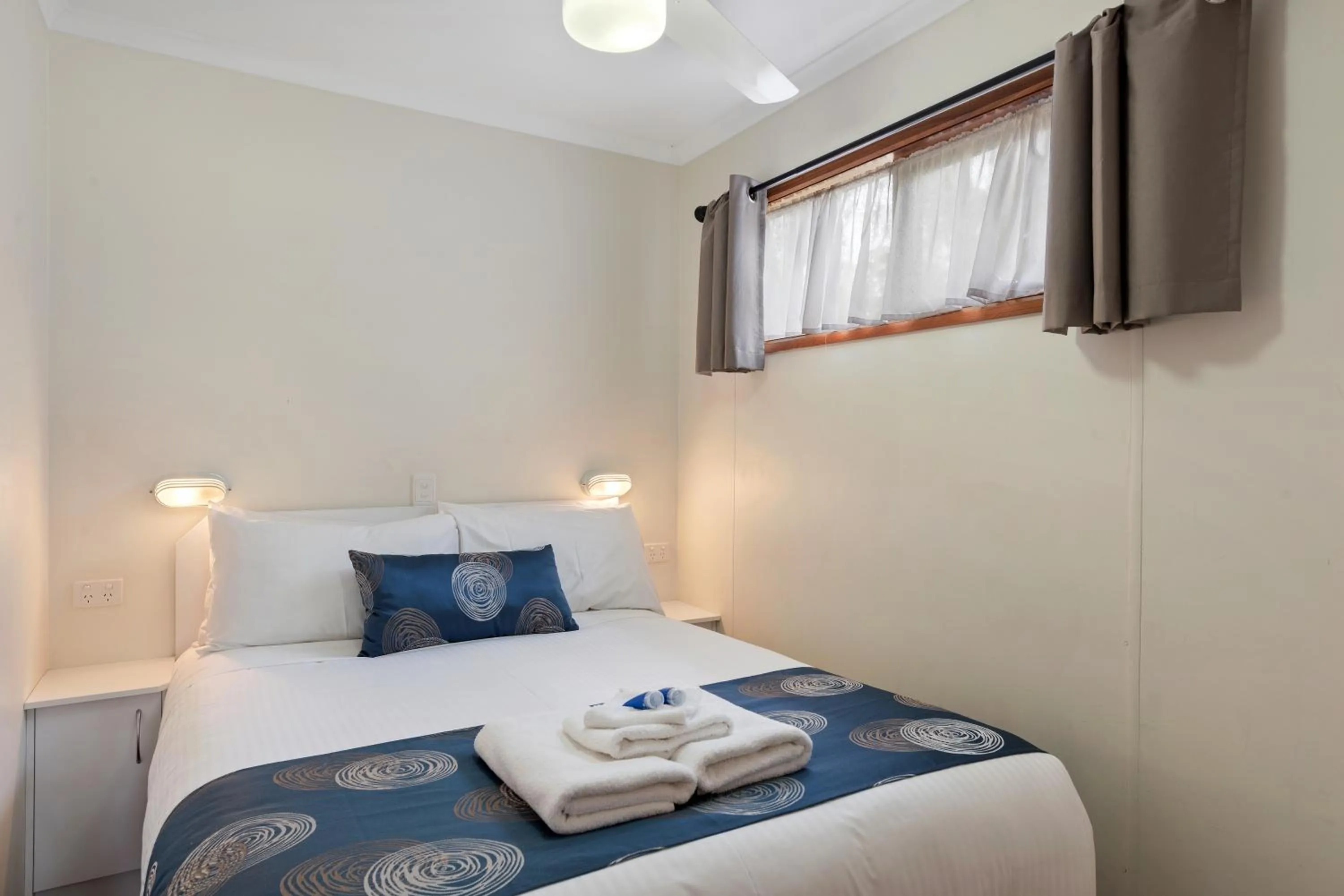 Bedroom, Bed in Discovery Parks - Clare