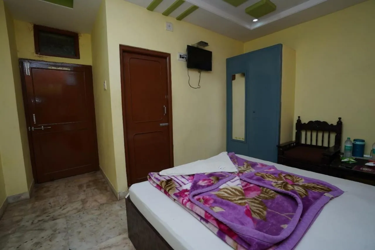 Budget Double Room in Hotel Gokul Palace