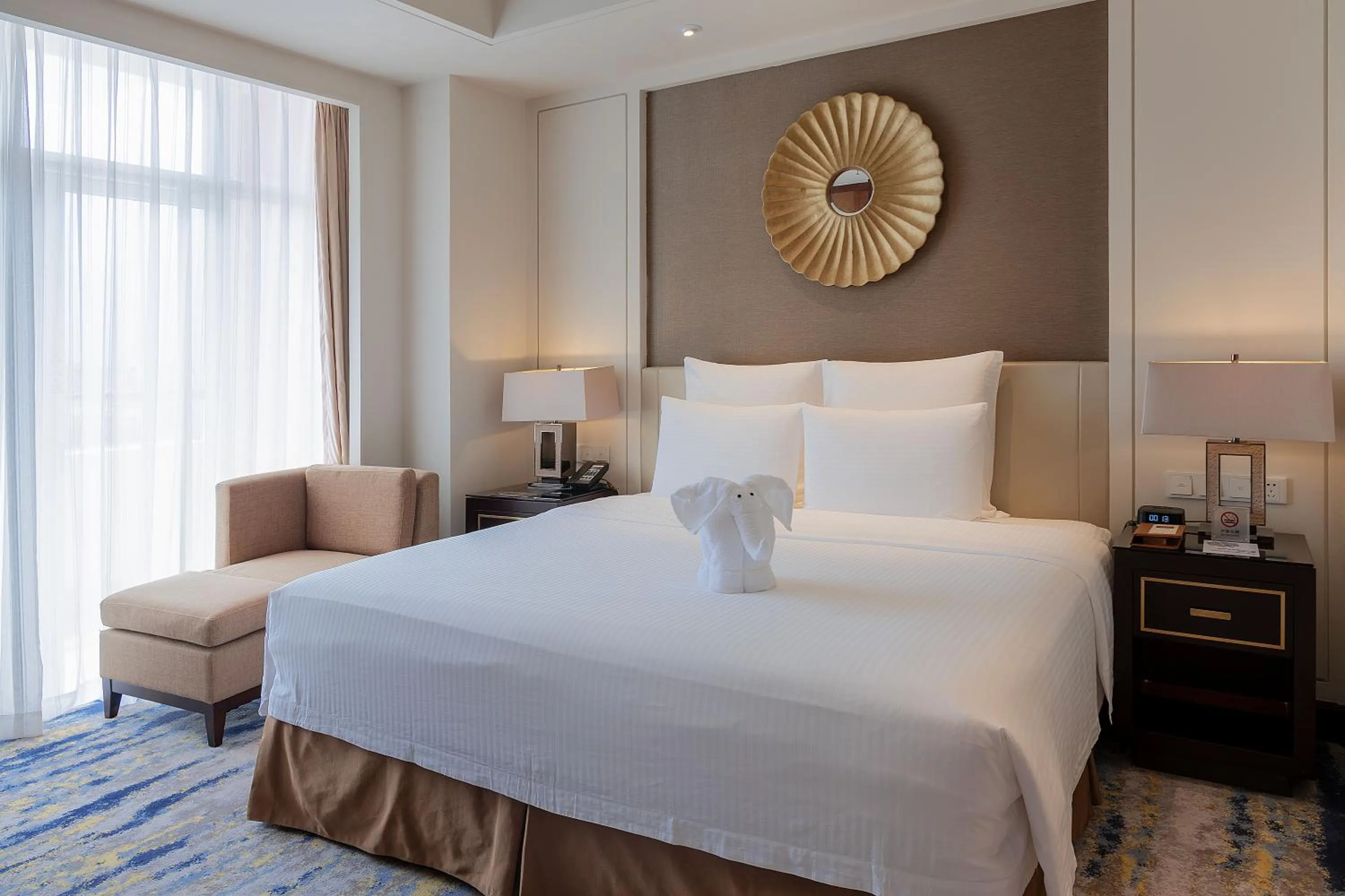 Photo of the whole room, Bed in Pullman Haikou