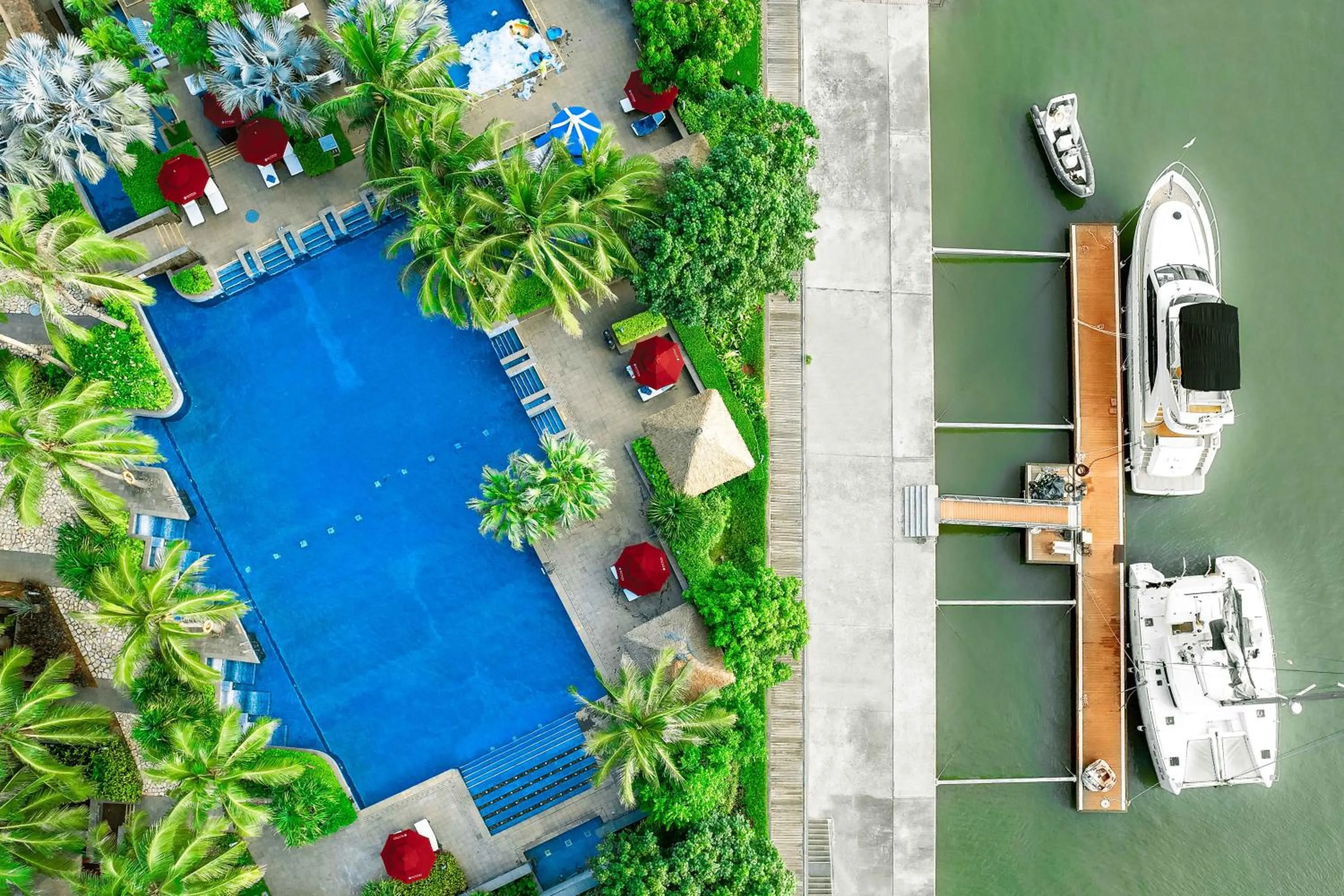 Swimming pool in Pullman Haikou
