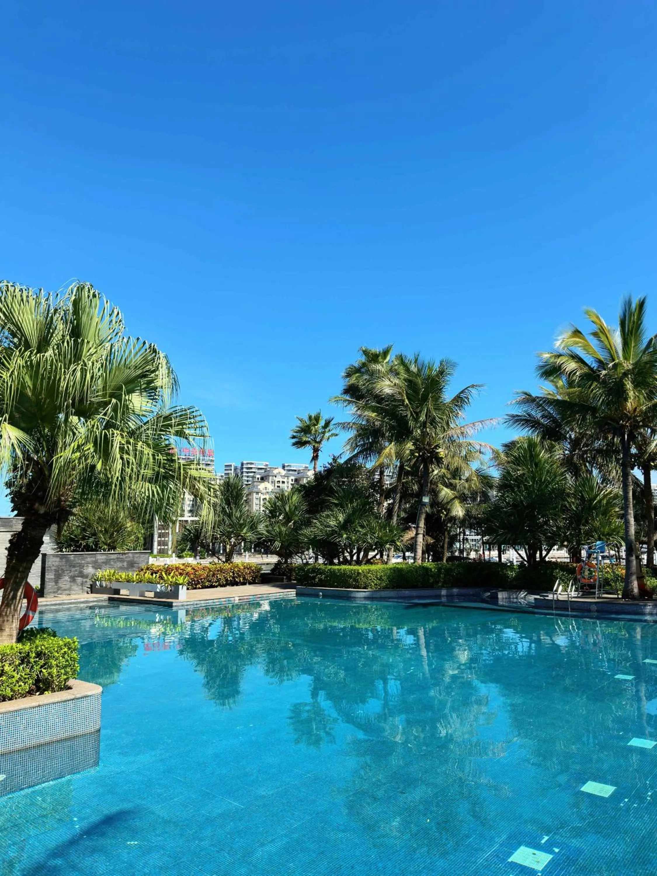 Swimming pool in Pullman Haikou
