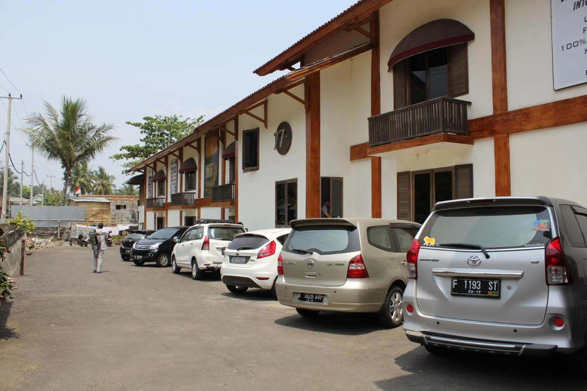 Property building in 77 Sunset Plaza