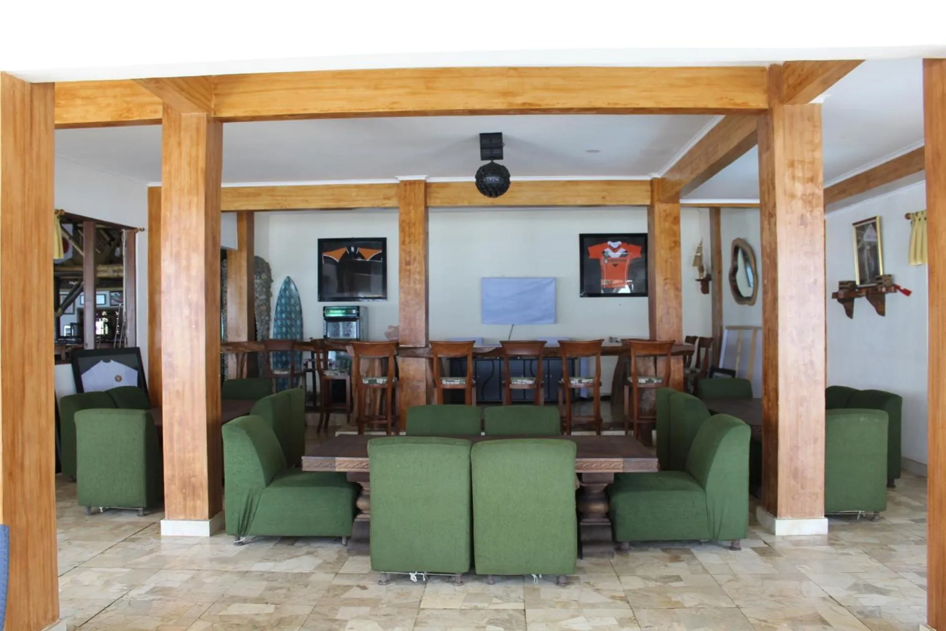 Lounge or bar in 77 Sunset Plaza