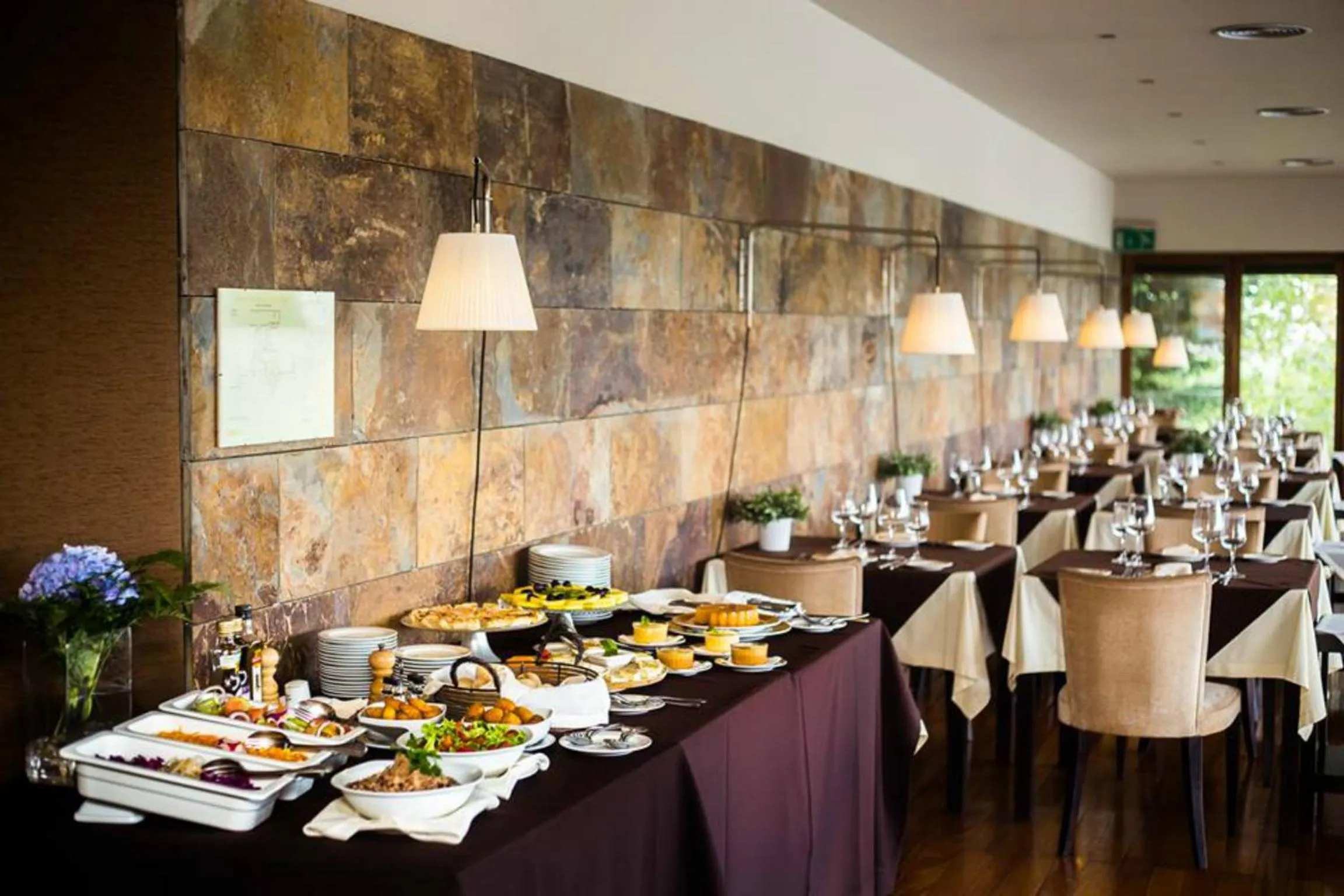 Restaurant/places to eat in Santana Hotel & SPA
