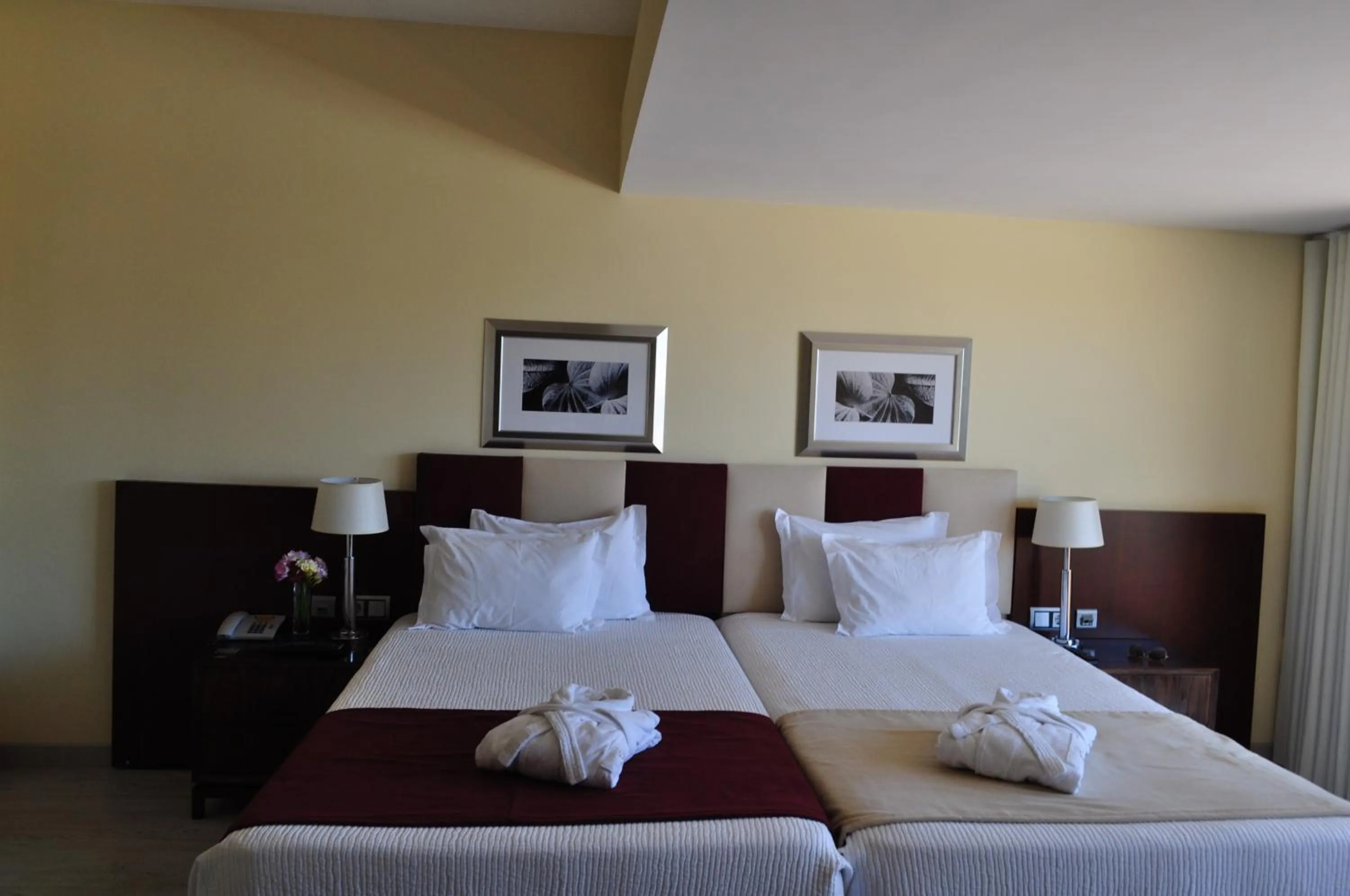 Bed in Santana Hotel & SPA