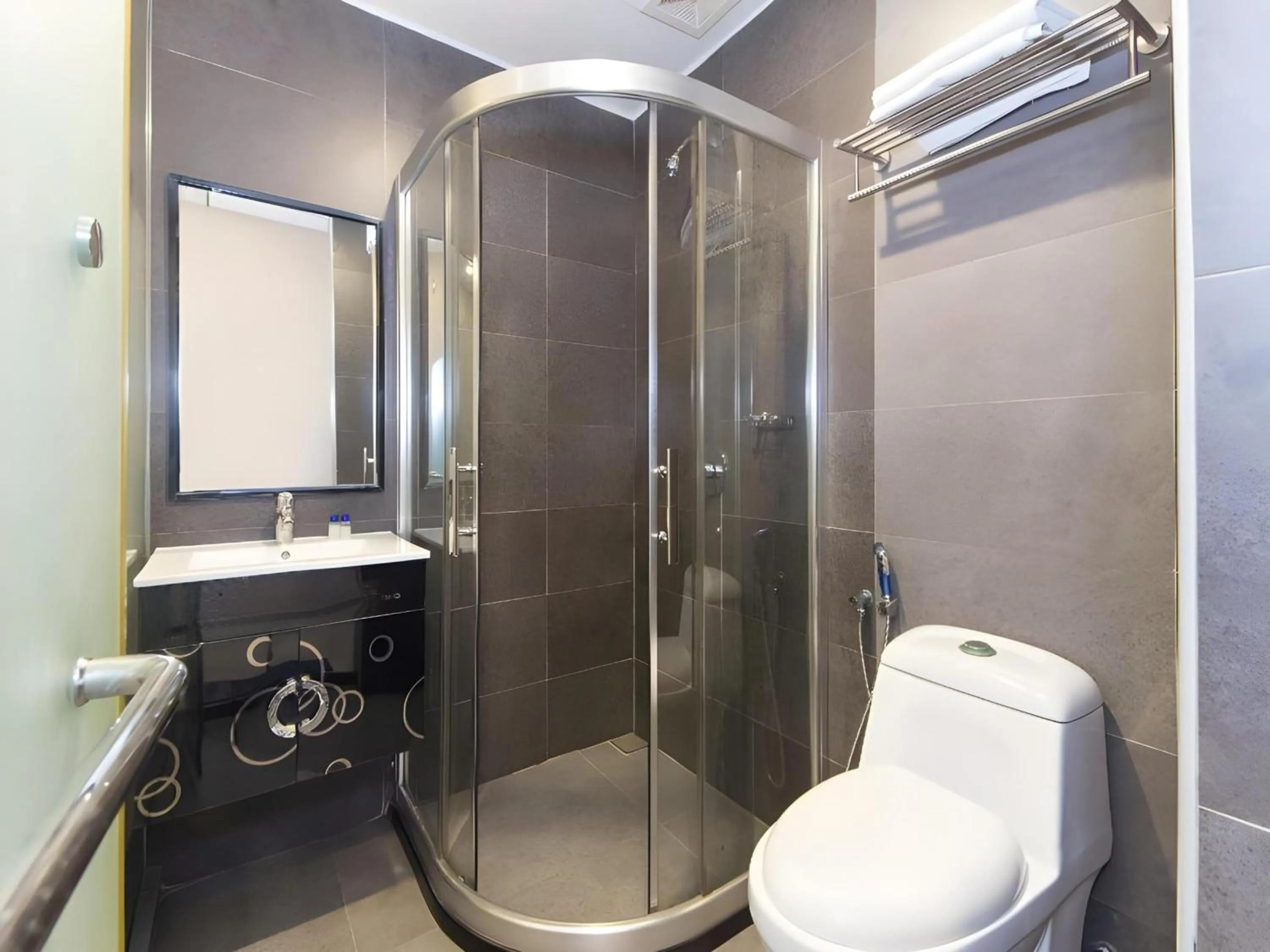 Bathroom in Hotel O 340 Comfort Hotel