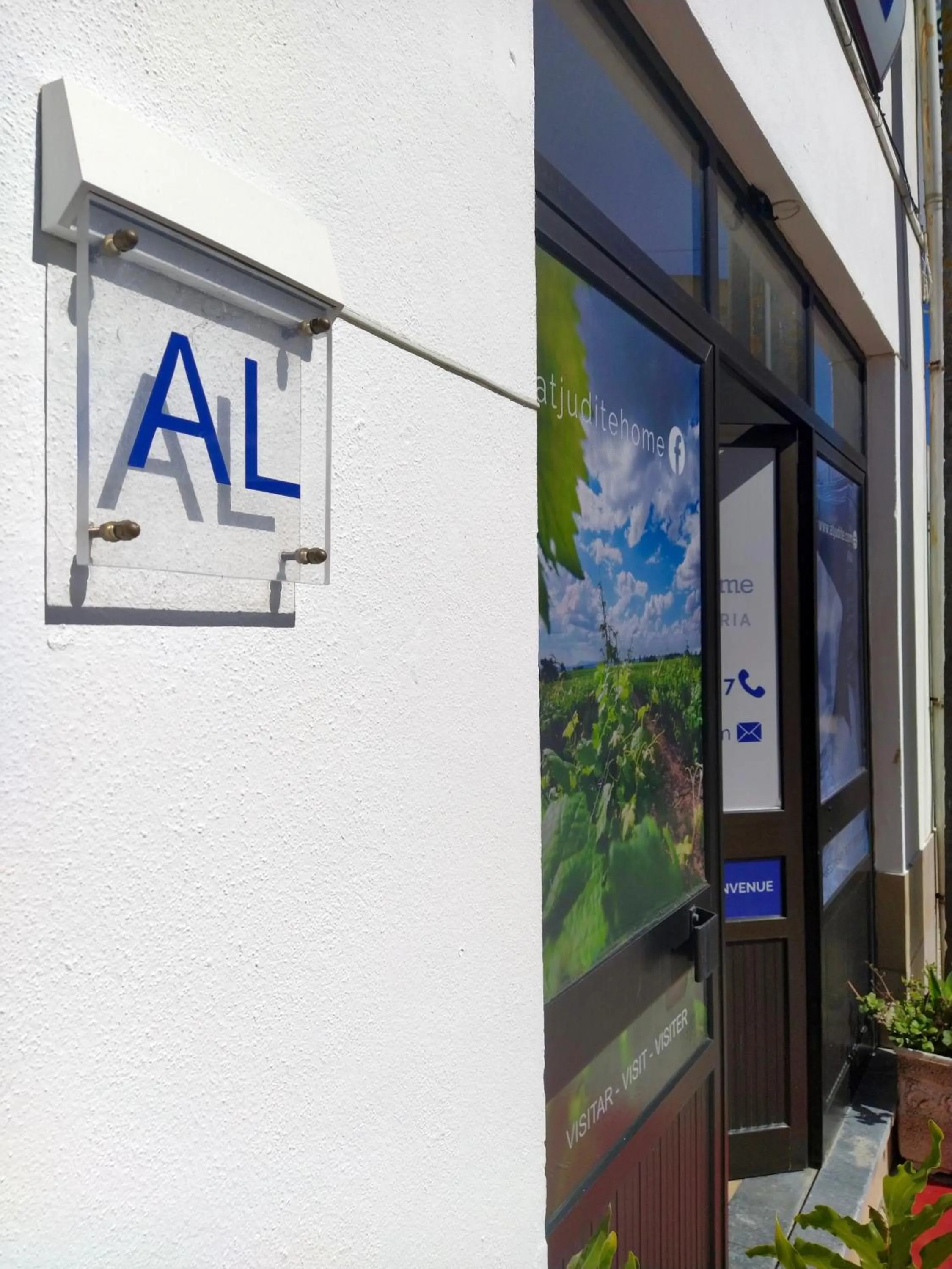 Facade/entrance in AtJuditehome