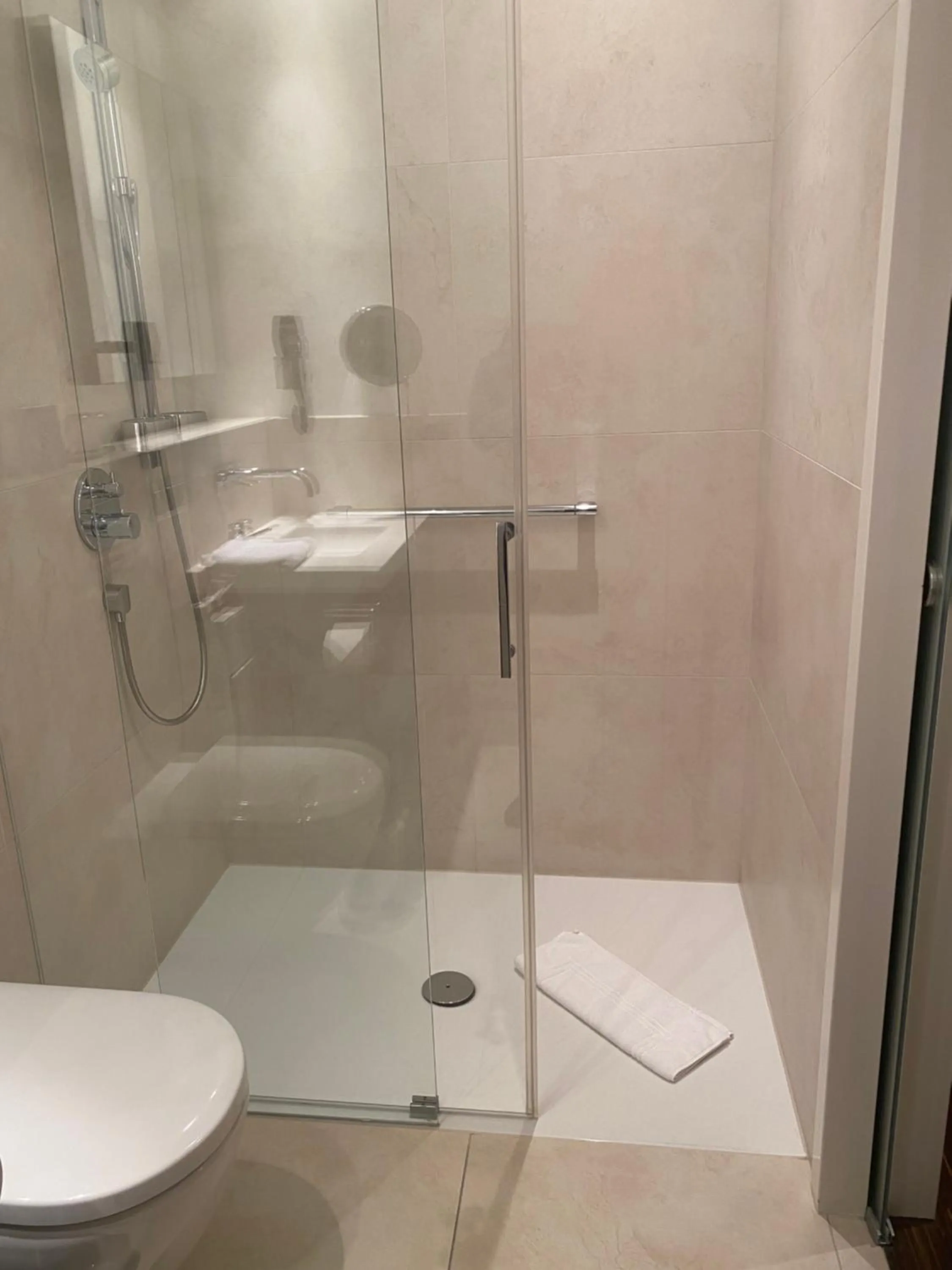 Shower in Hotel Eberhards am Wasser