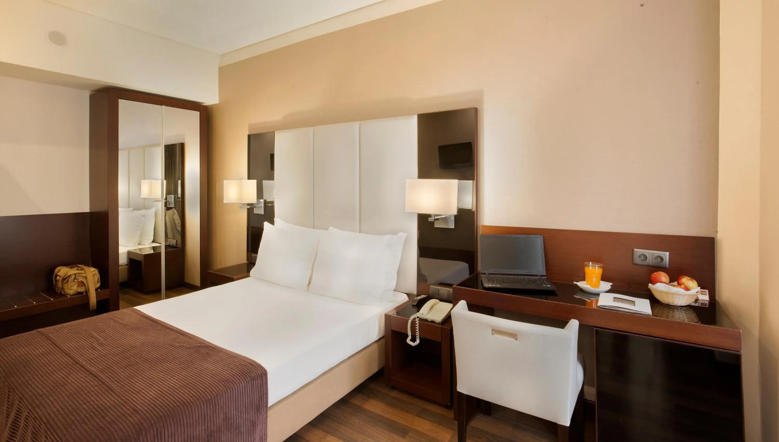 Bedroom, Bed in TURIM Restauradores Hotel