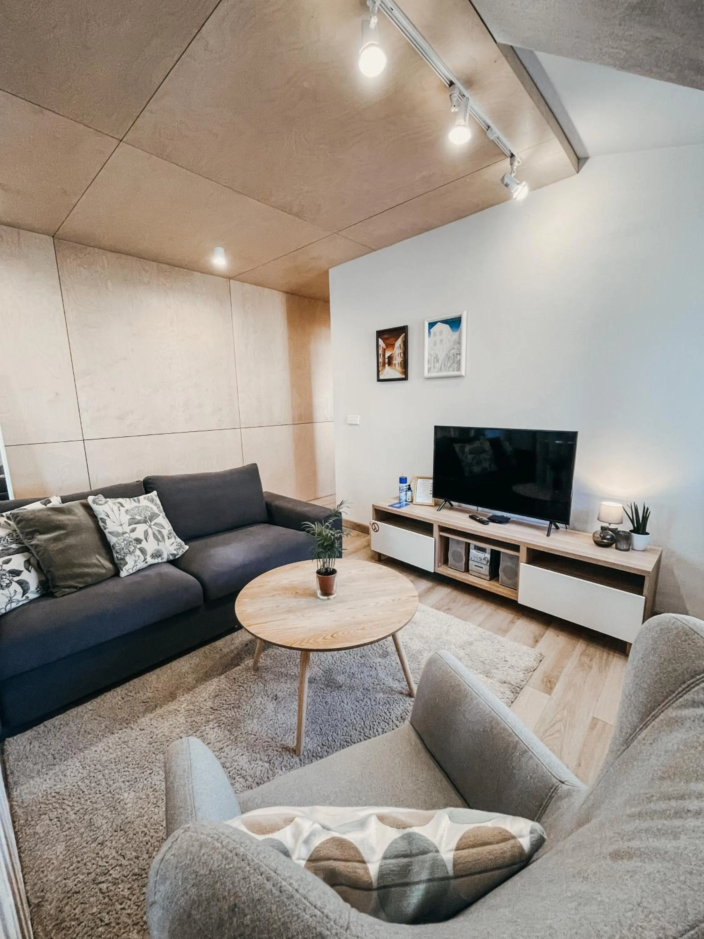 Old Town Apartment with FREE Parking