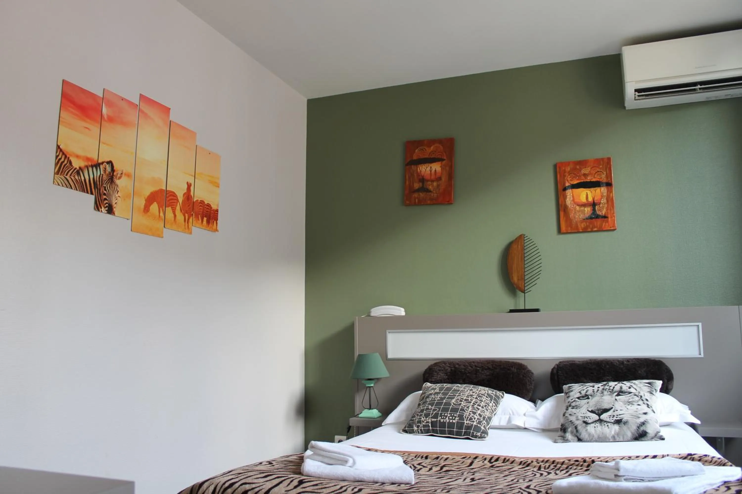 Bed in Hôtel du Centre