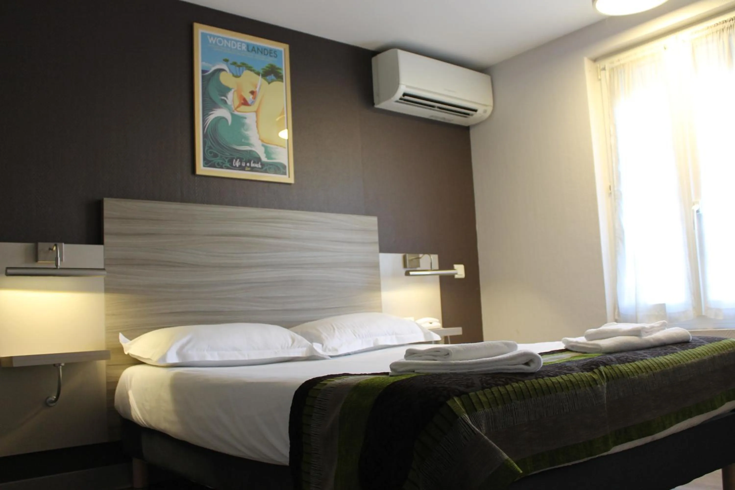 Bed in Hôtel du Centre