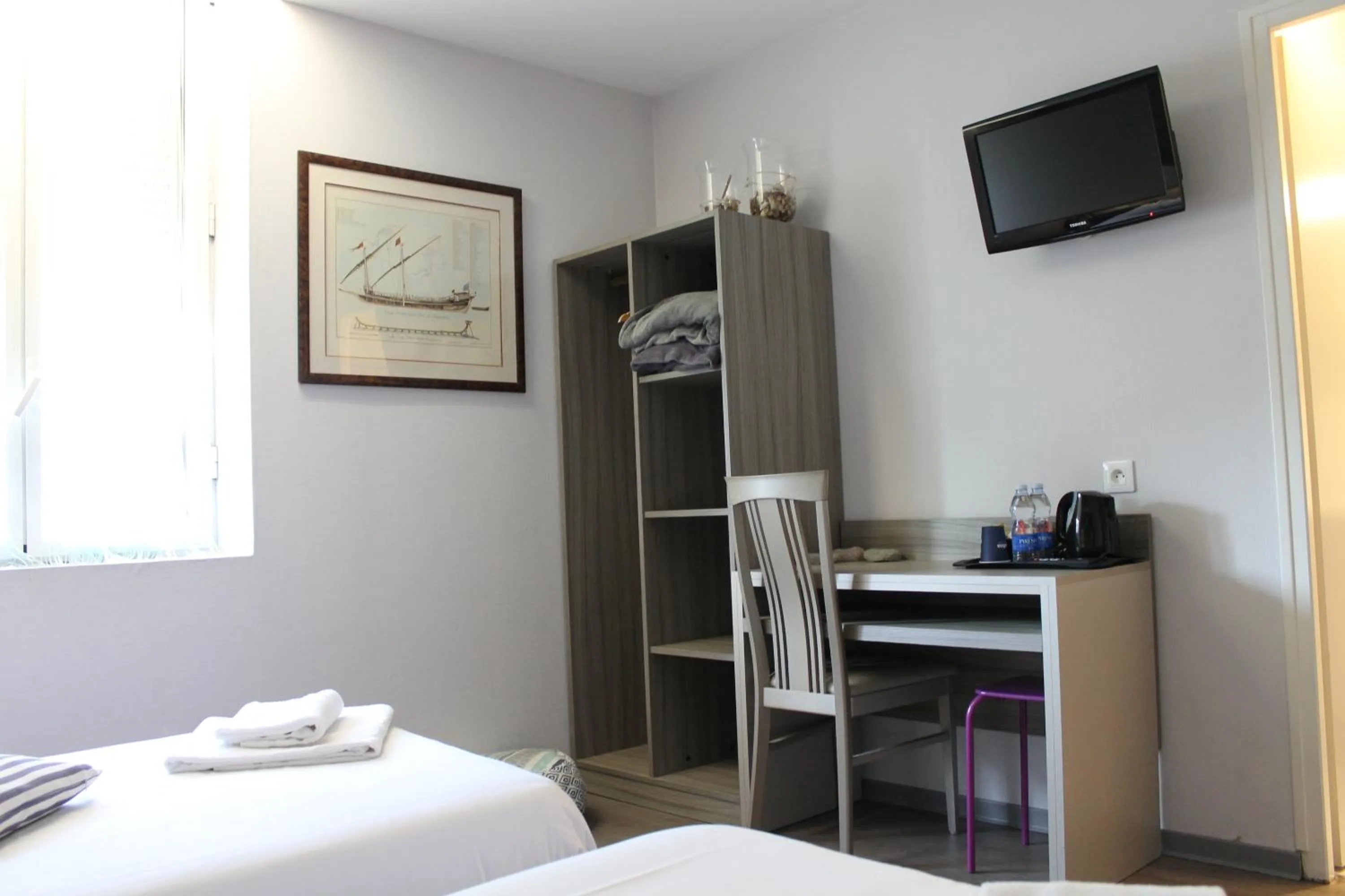 Bed in Hôtel du Centre