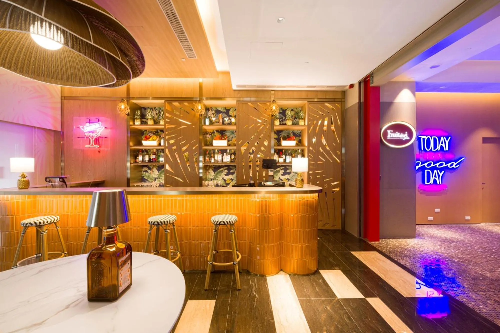 Restaurant/places to eat in Two Tails Hotel Luzhou