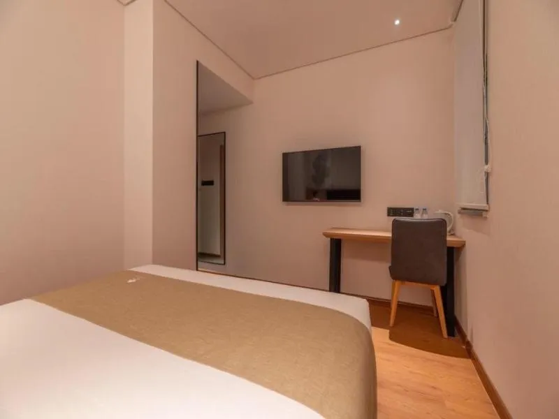 Bed in GreenTree Inn Ji‘nan Shanda Road Business Hotel