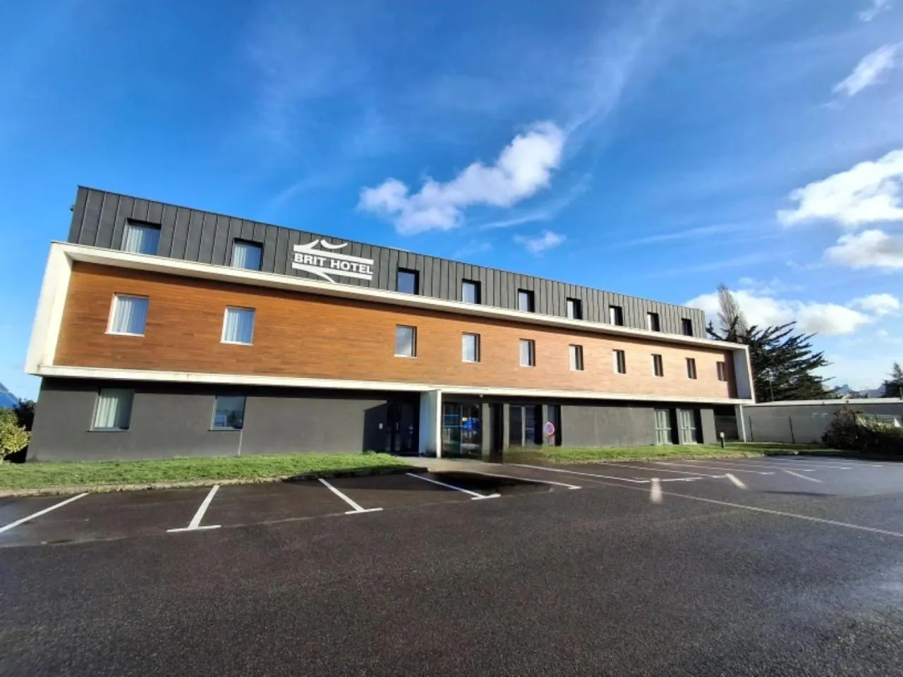 Property building in Brit Hotel Vannes - Theix Golfe du Morbihan