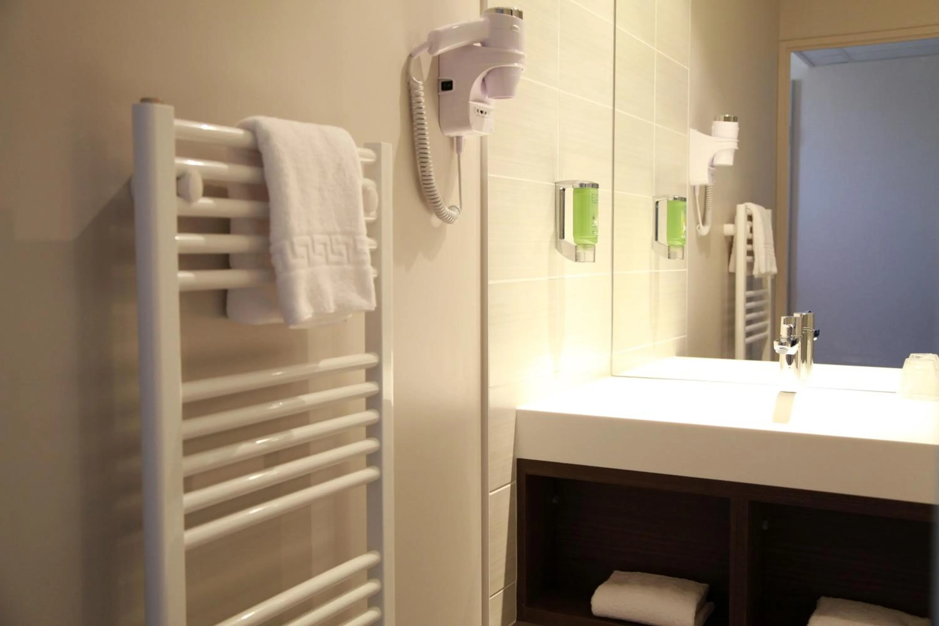 Bathroom in Brit Hotel La Fleur de Rhuys