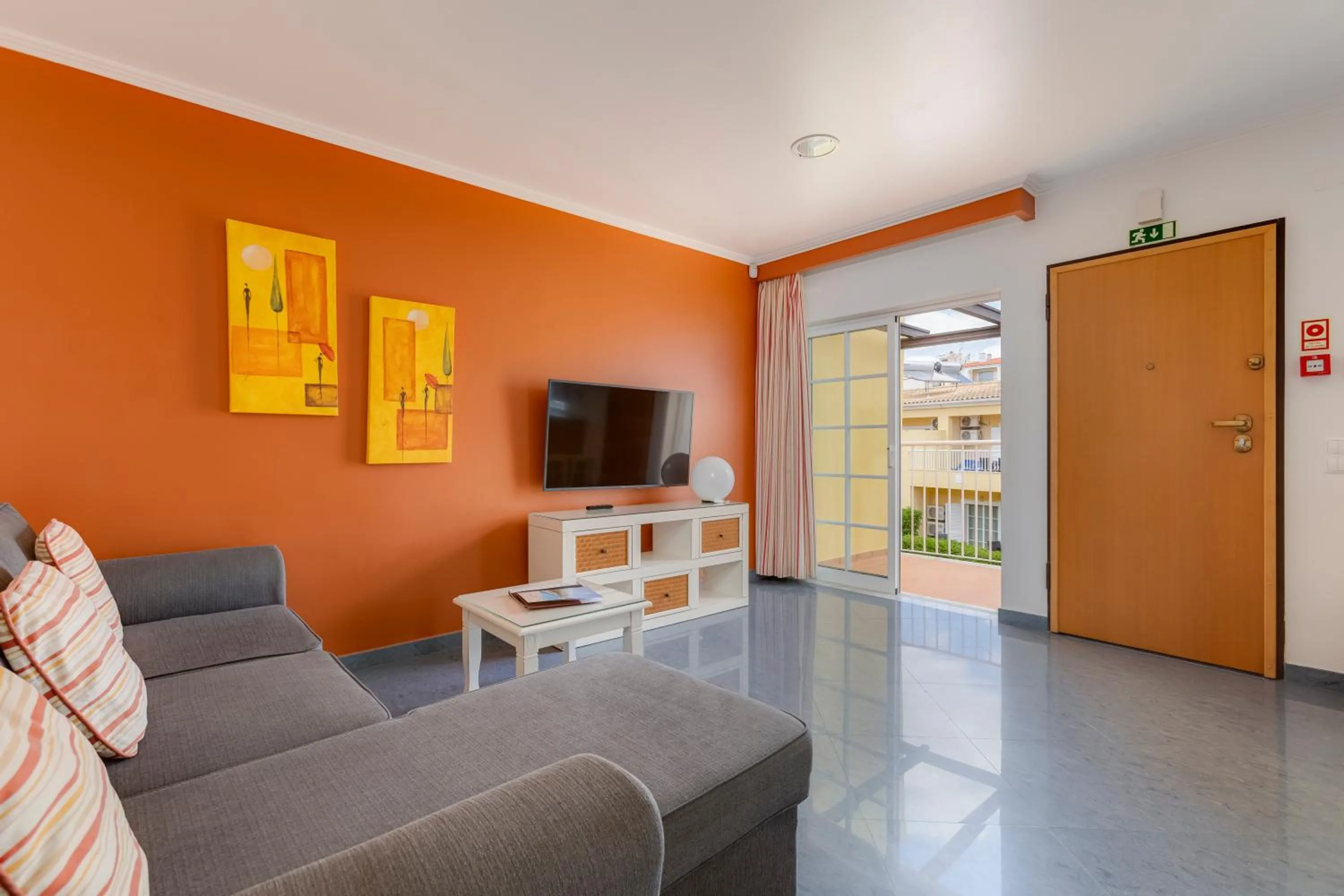 Communal lounge/ TV room in Villas Barrocal