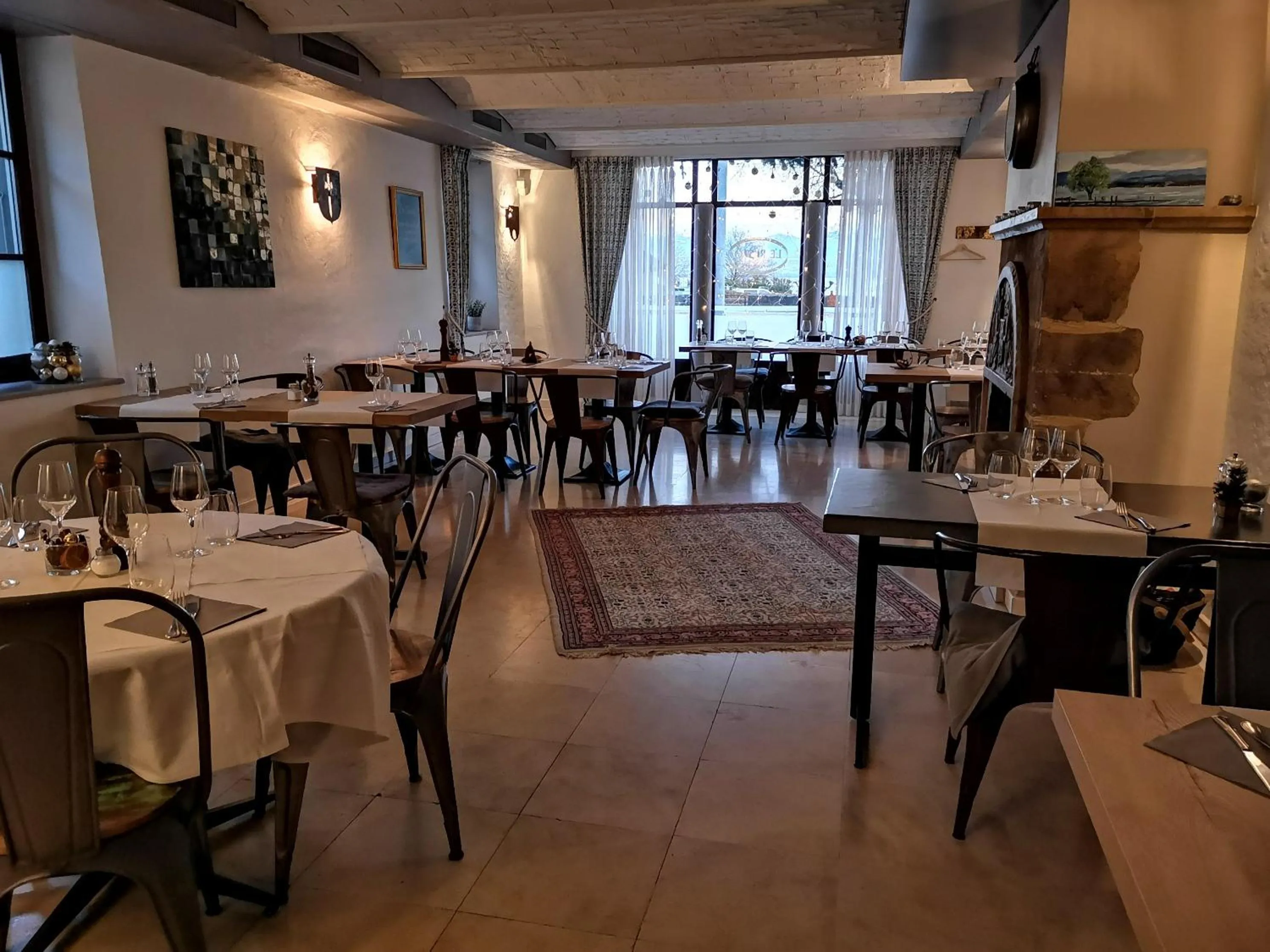 Dining area in L'Hôtel by Hostellerie du Château