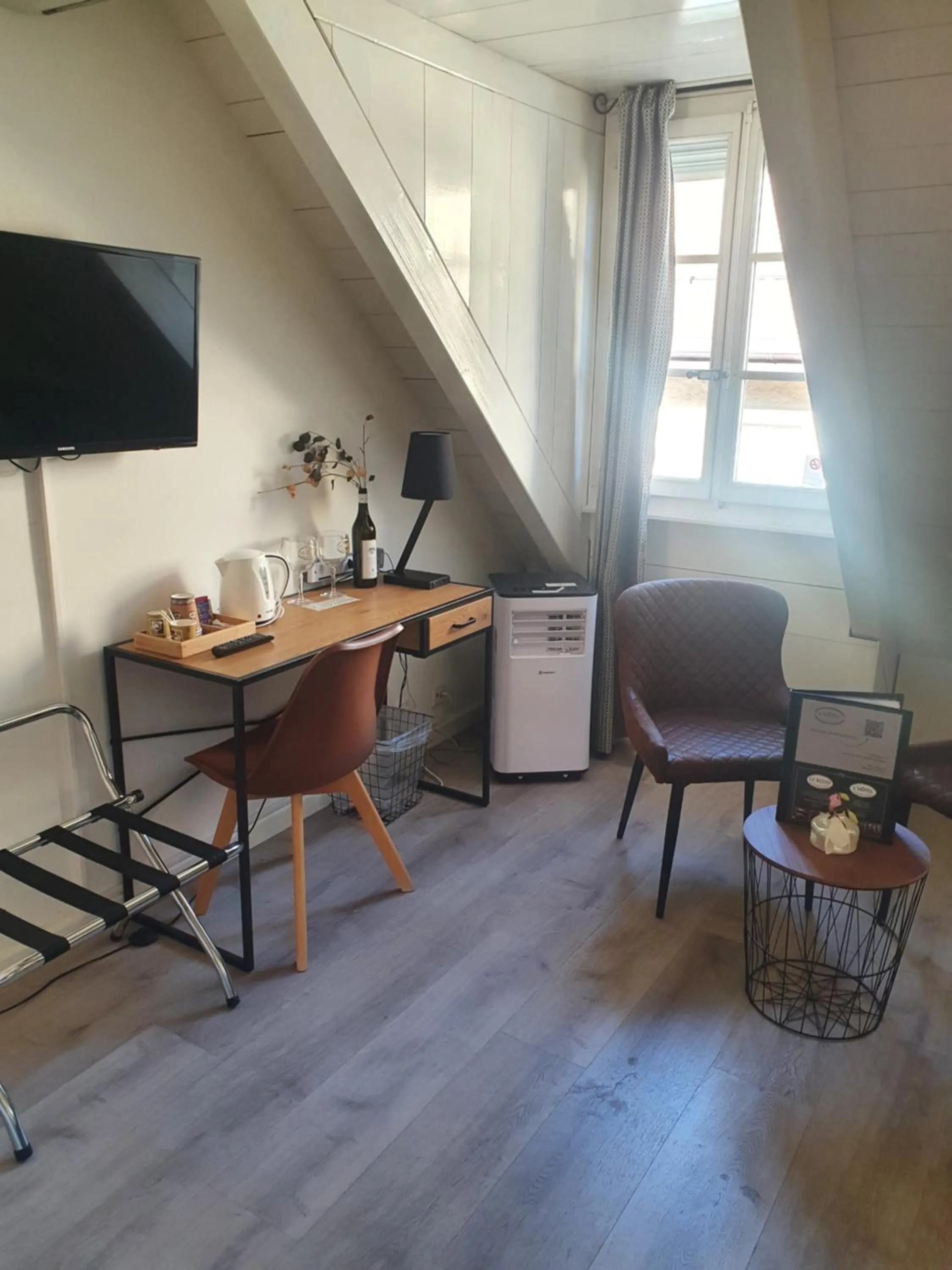 Photo of the whole room in L'Hôtel by Hostellerie du Château