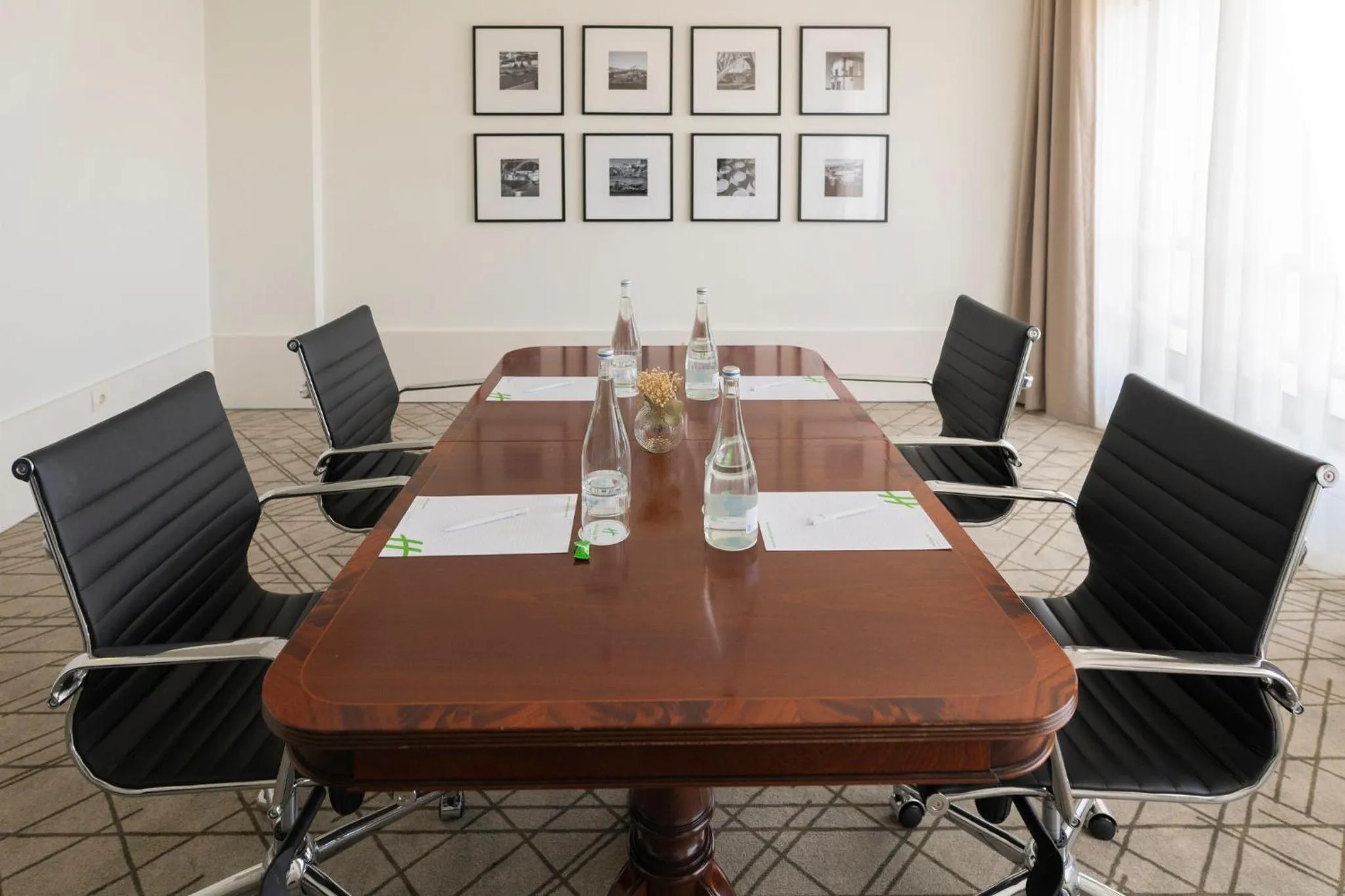Meeting/conference room in Holiday Inn Porto Gaia by IHG