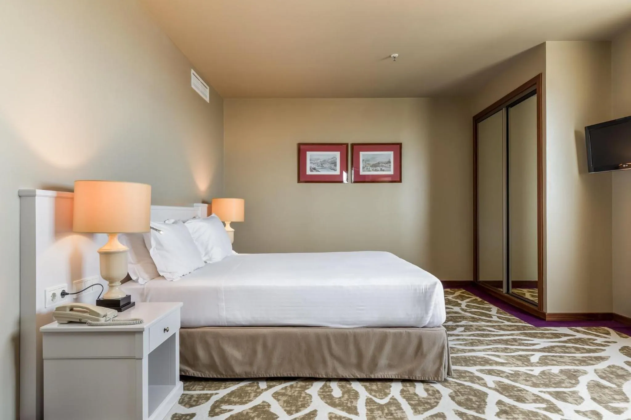 Photo of the whole room, Bed in Holiday Inn Porto Gaia by IHG