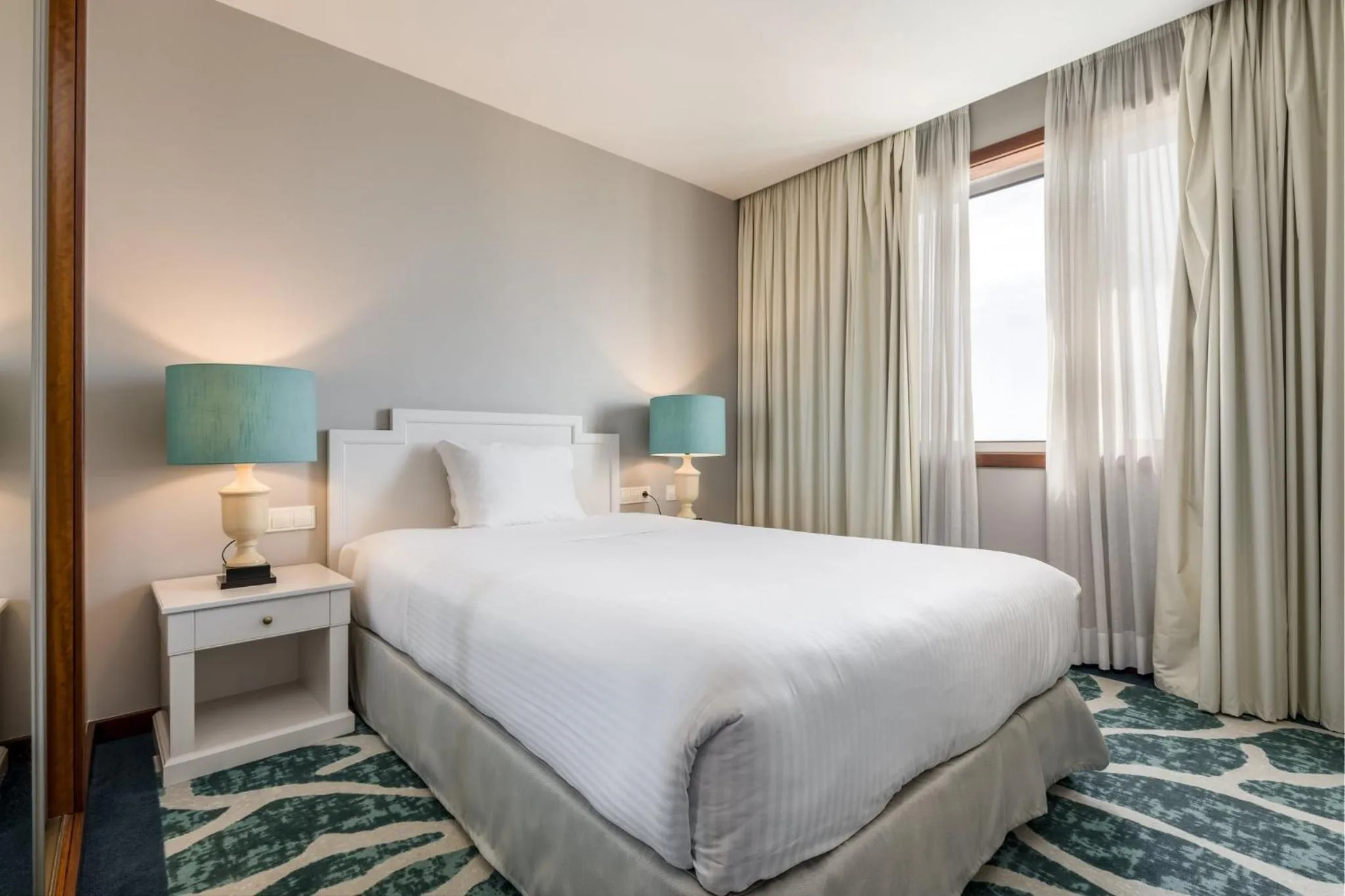 Bedroom, Bed in Holiday Inn Porto Gaia by IHG