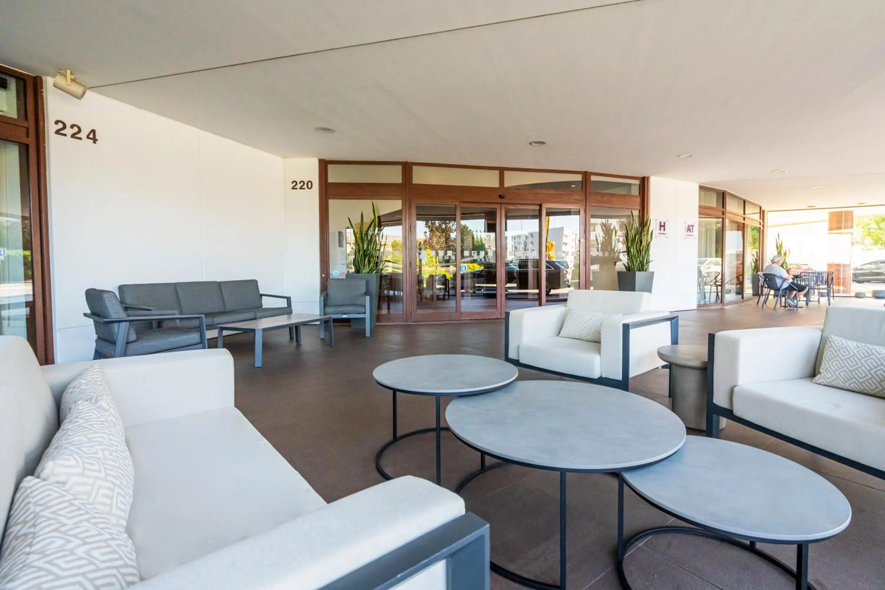 Facade/entrance in Holiday Inn Porto Gaia by IHG