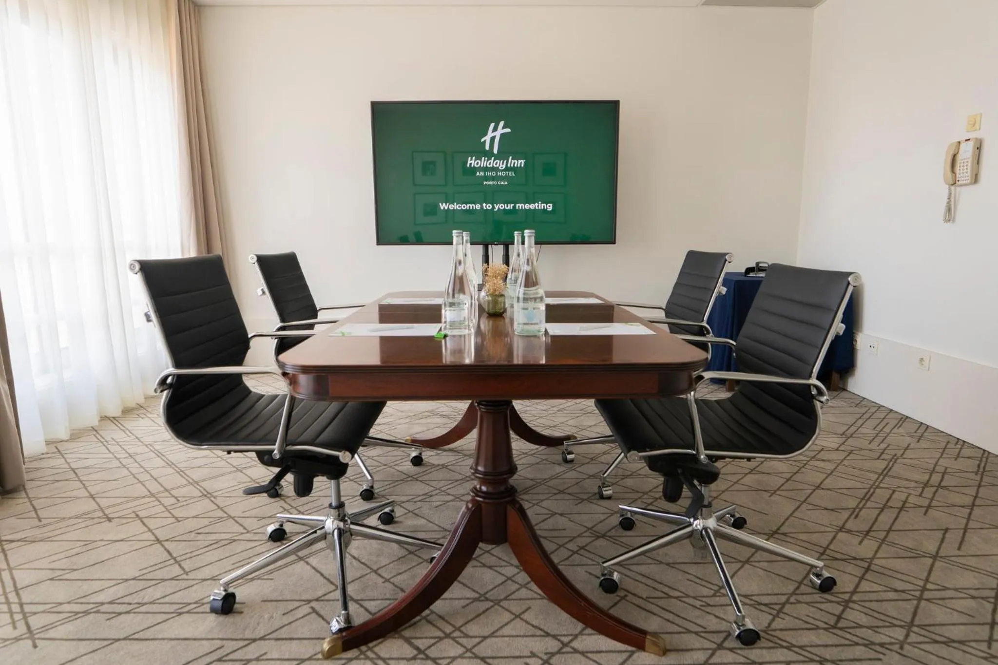 Meeting/conference room in Holiday Inn Porto Gaia by IHG